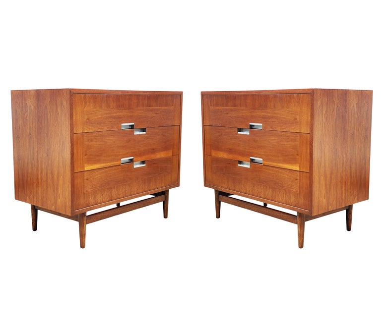 Mid-Century Modern Matching Pair of Chests, Commodes or Large Night Stands For Sale 4