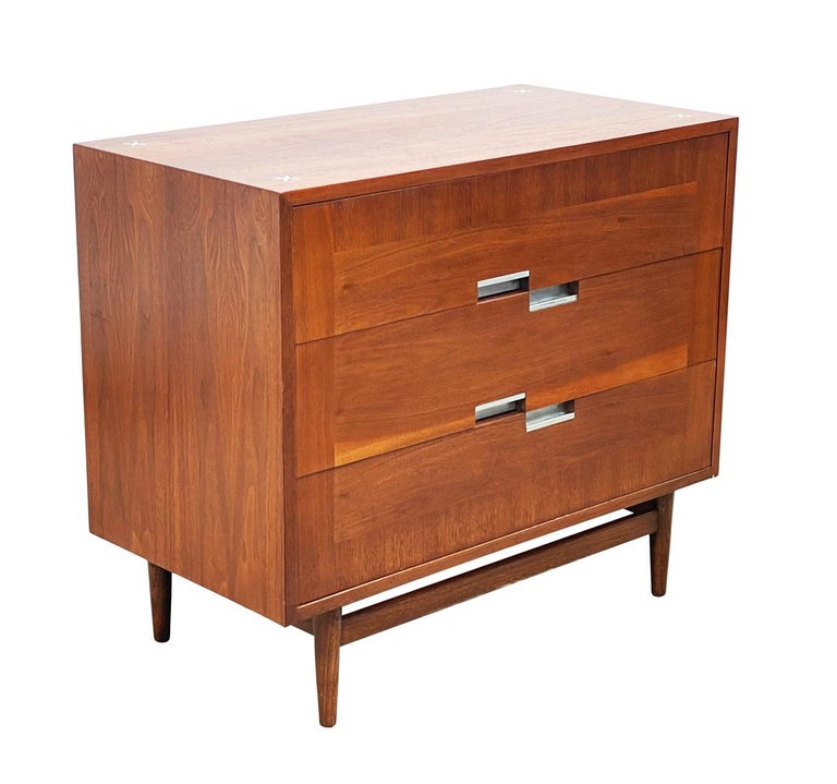 Mid-Century Modern Matching Pair of Chests, Commodes or Large Night Stands For Sale 3