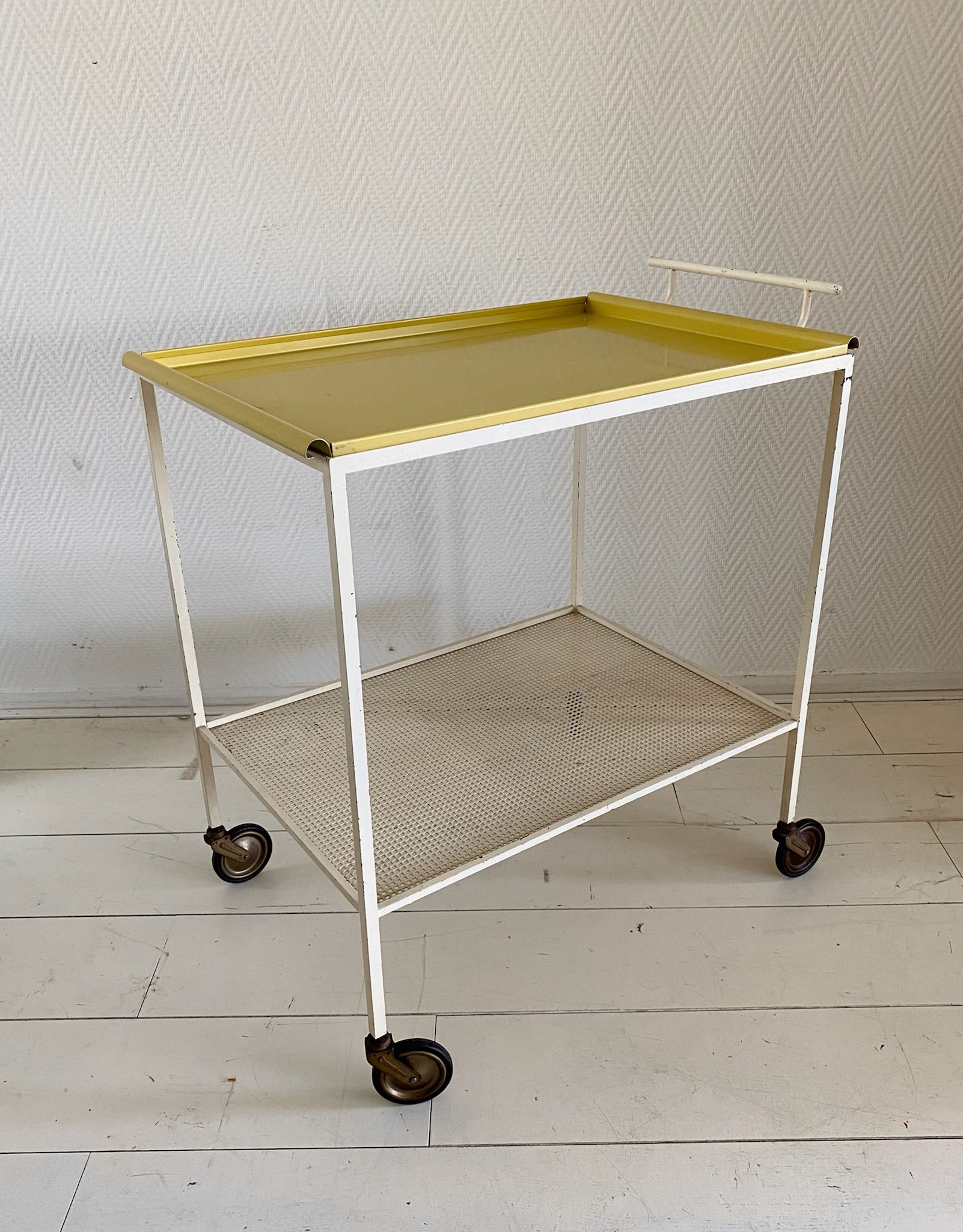 Auffälliger Barwagen oder Serviertisch, entworfen von Mathieu Matégot, ca. 1950-1960er Jahre. Das Stück verfügt über ein originelles gelbes Tablett, einen cremefarbenen/weißen Minimalisten-Sockel mit den typischen Perforationen. Das Stück ist in