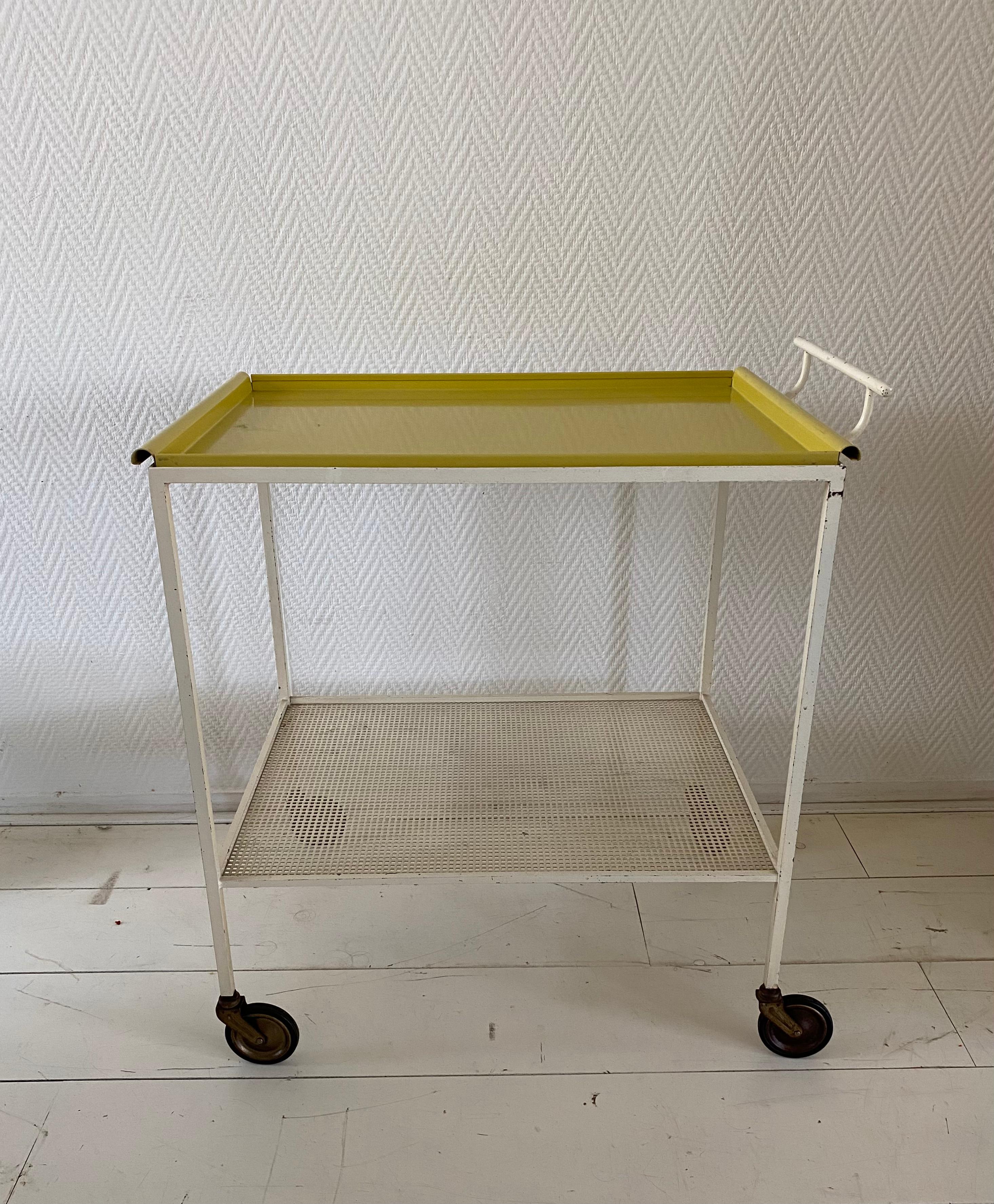 Moderner Mathieu Mategot-Tabletttisch aus der Mitte des Jahrhunderts, Wagen, ca. 1960er Jahre im Zustand „Gut“ im Angebot in Schagen, NL