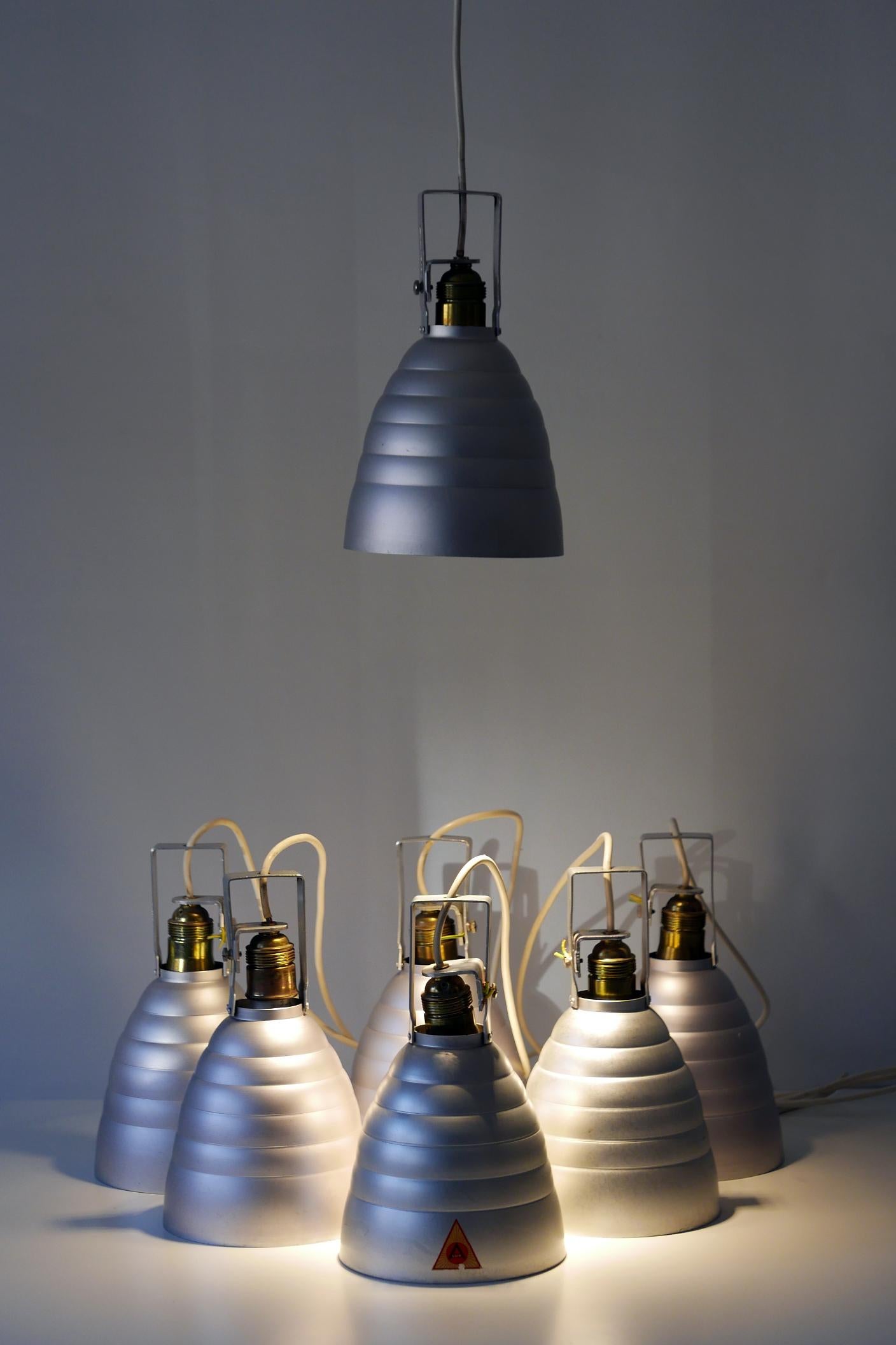 Eleganti plafoniere o lampade a sospensione Mid-Century Modern di Alux, anni '50, Germania. 
Sono disponibili sette lampade identiche!

Realizzata in alluminio (esterno opaco, interno lucido), ogni lampada è dotata di 1 portalampada a vite E27 /