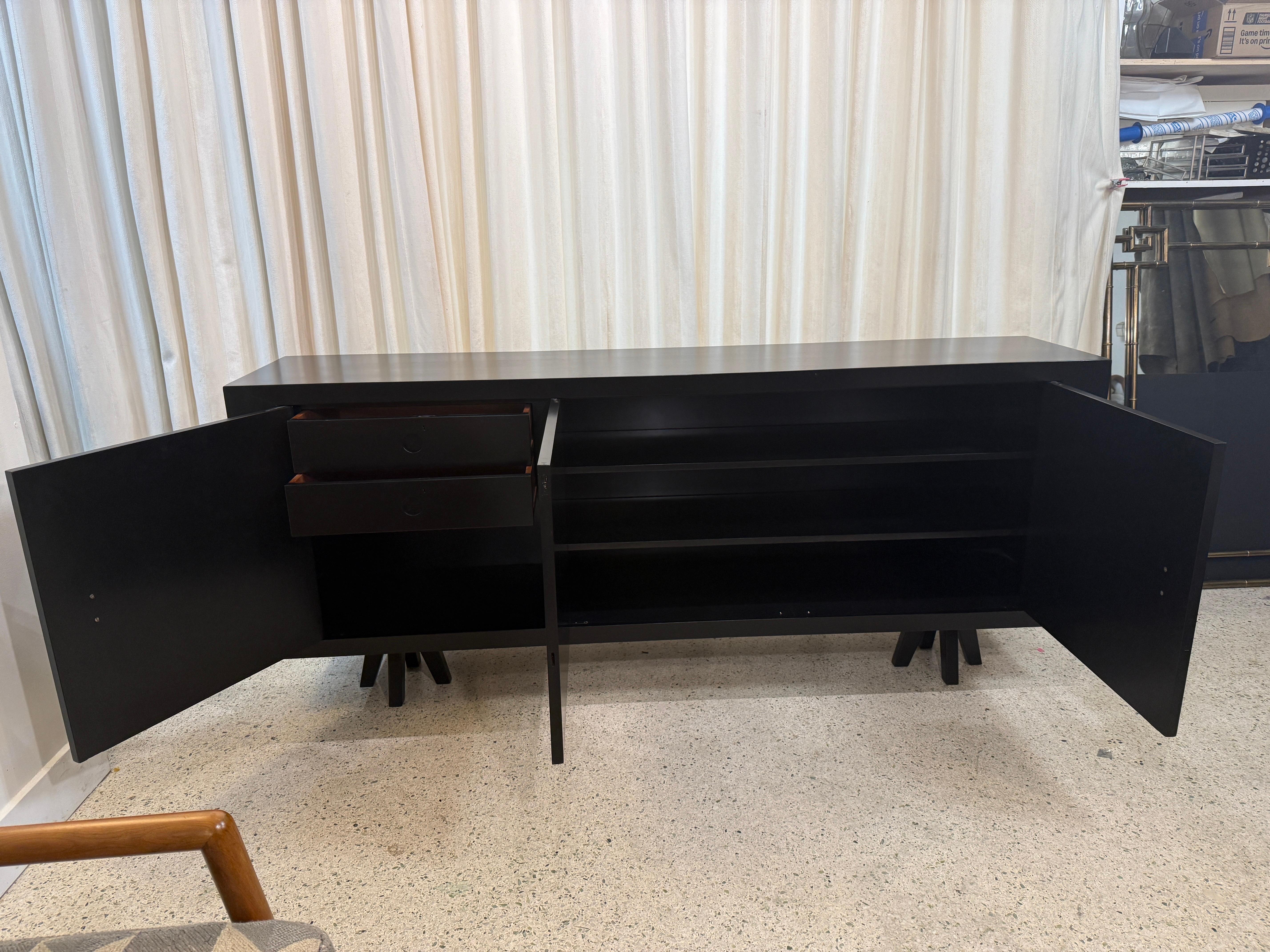 Milieu du XXe siècle Cabinet ébonisé de The Moderns Finish Matte en vente