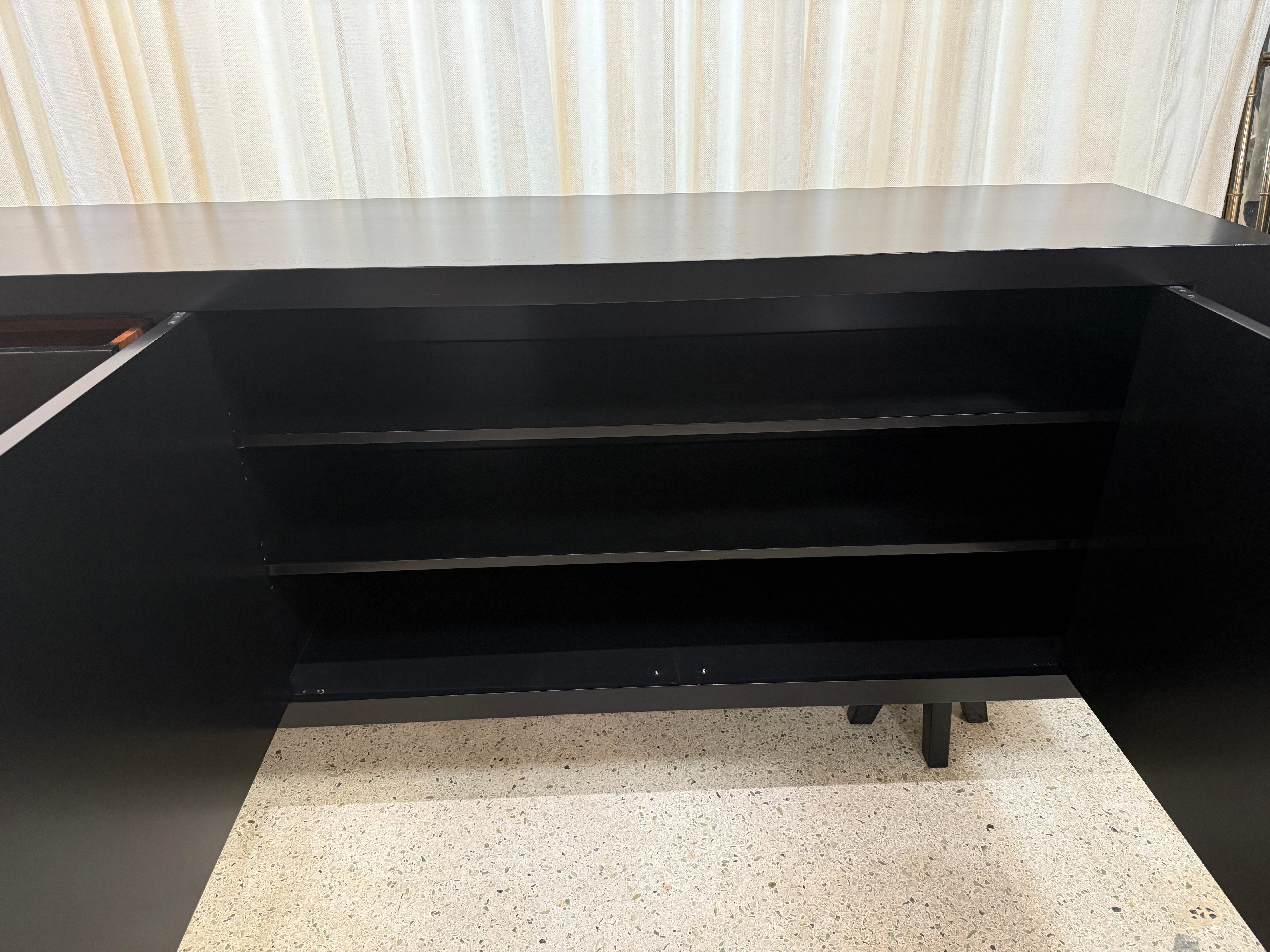 Bois Cabinet ébonisé de The Moderns Finish Matte en vente