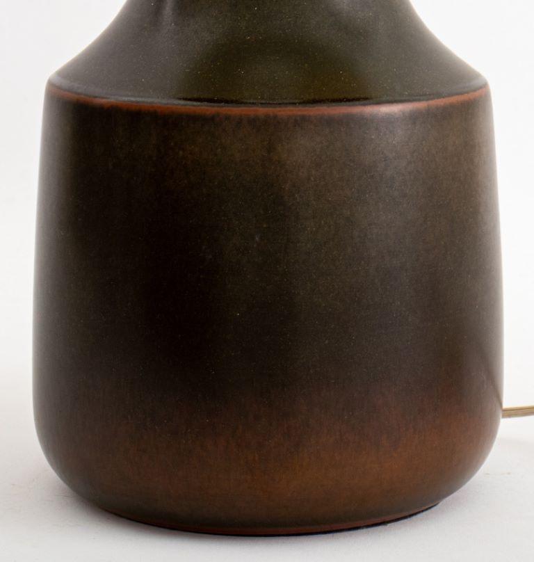 Mid-Century Modern Style Matte Green Glazed Ceramic Vase Mounted Table Lamp mit Lampenschirm.

Händler: S138XX