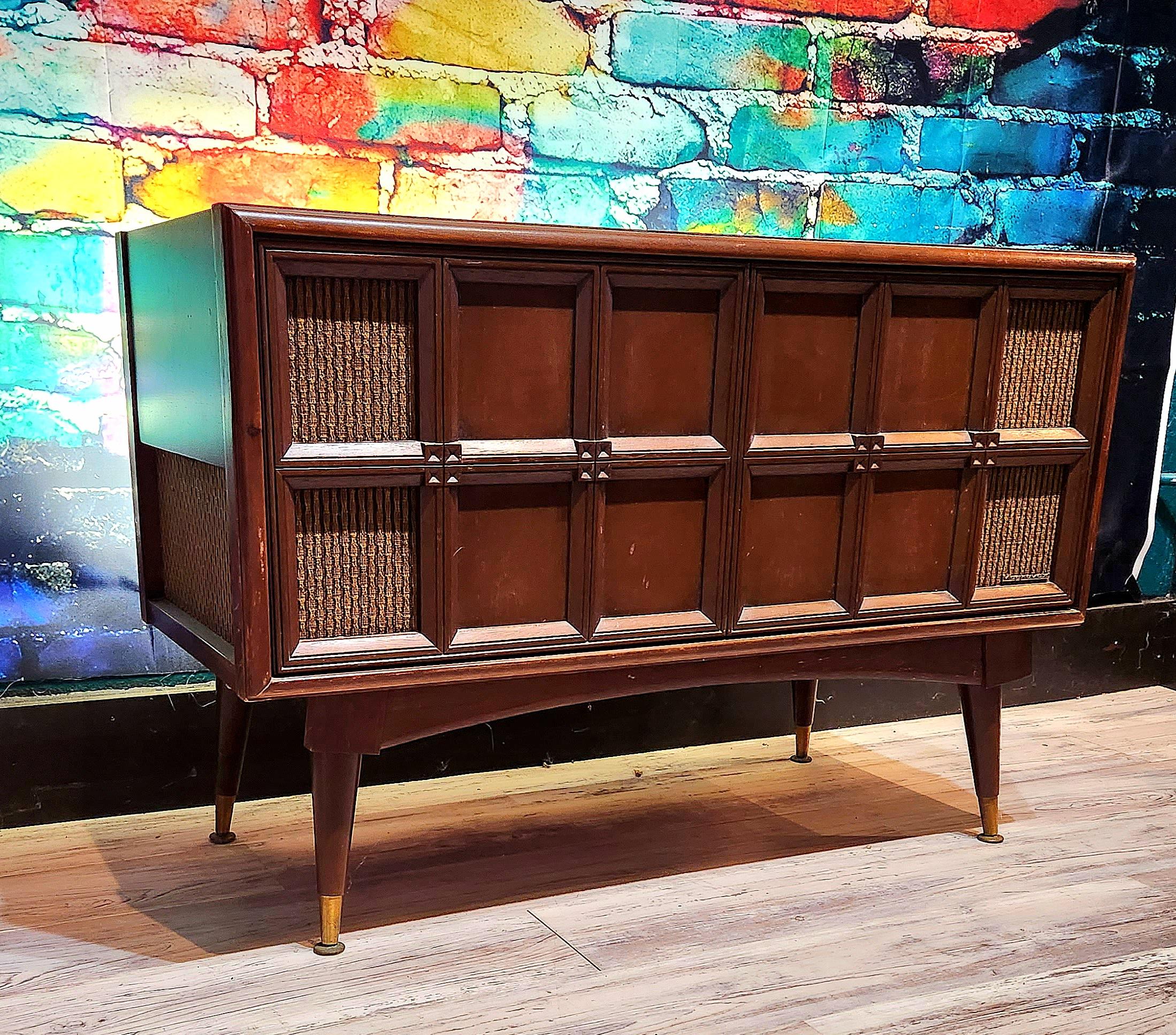 North American Mid Century Modern MCM Magnavox stereo console record player For Sale