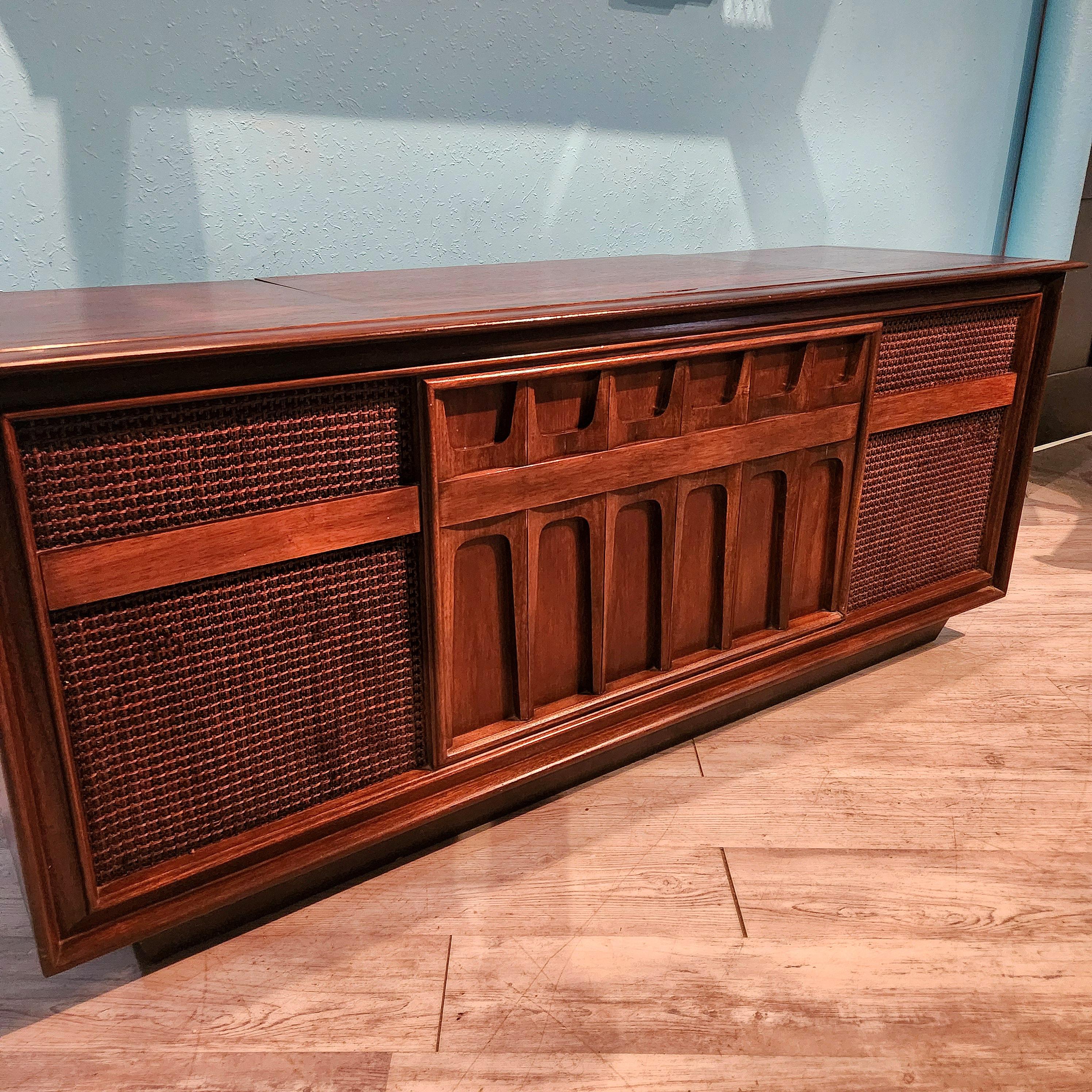 Woodwork Mid Century Modern MCM RCA Brasilia Broyhill stereo console For Sale