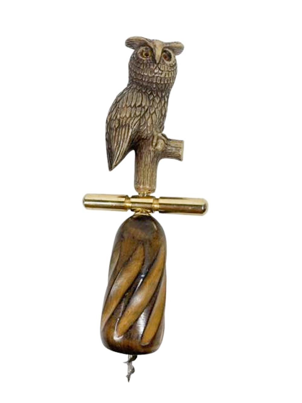 Italienischer mechanischer Korkenzieher aus der Mitte des Jahrhunderts aus Holz und Messing mit einer Eule aus gegossenem Harz mit Glasaugen, die auf einem Ast hockt.
