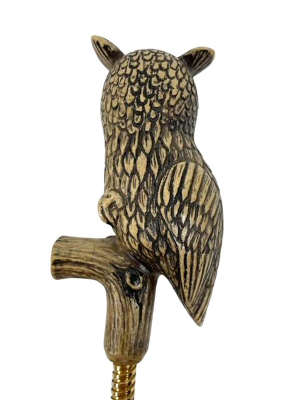 Mechanischer Korkenzieher aus Messing und Holz mit geformter Eule-Figur, Mid-Century Modern (20. Jahrhundert) im Angebot