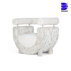 Poltrona Mel di metà secolo, in velluto bouclé perlato, fatta a mano da Greenapple