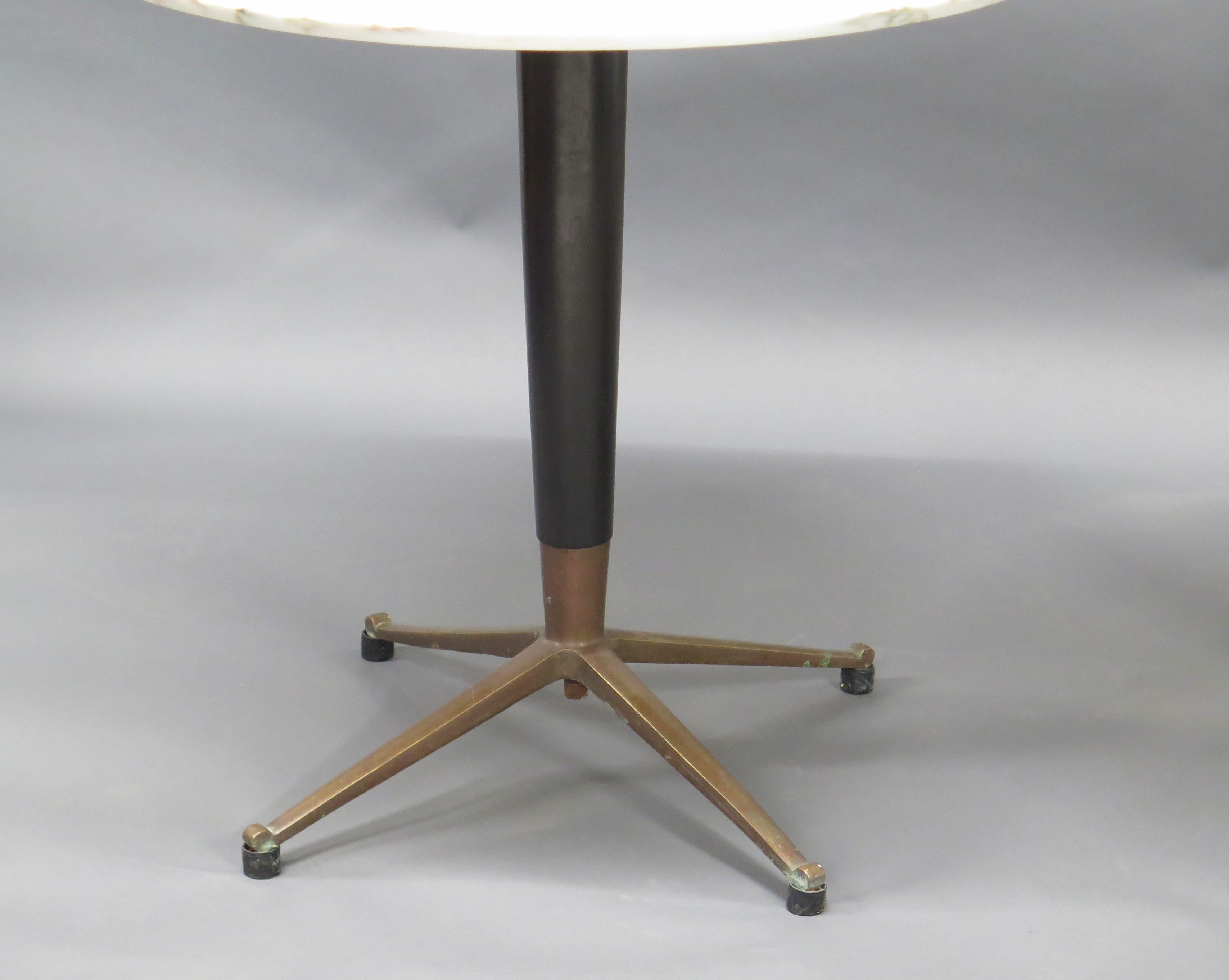 Mid-Century modern Melchiorre Bega side table with a carrera marble top, laquered wood pedestal and a three spoke base in brass. Italy. 20th Century.

Melchiorre Bega (1898-1976) was trained as an architect and later became a designer. He is known