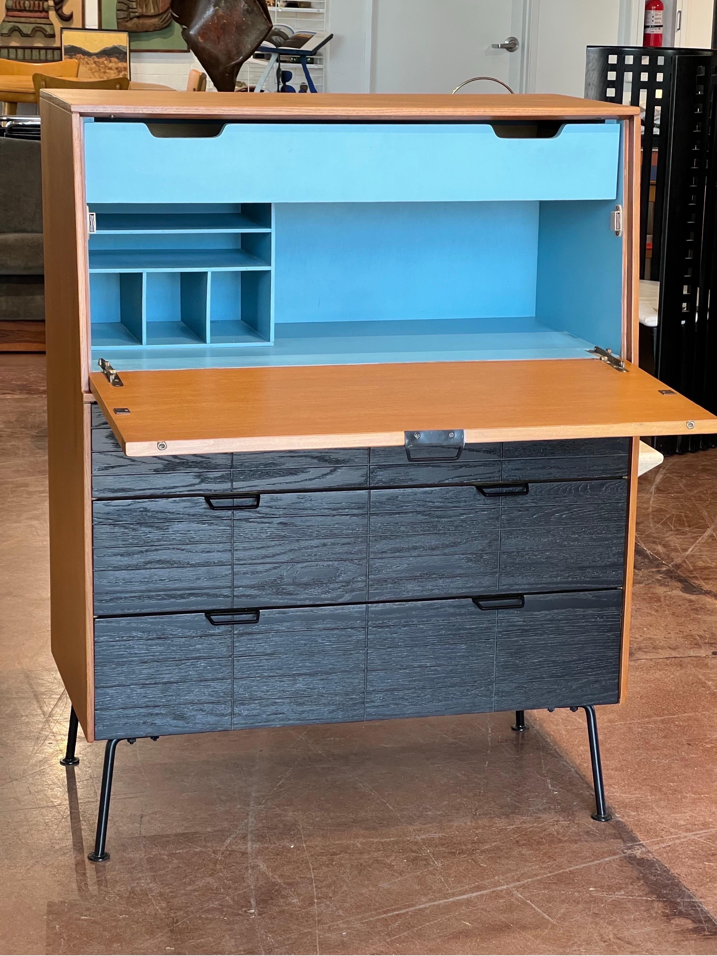 Questa scrivania a ribalta completamente restaurata è un pezzo iconico disegnato da Raymond Loewy per Mengel Furniture, risalente agli anni Cinquanta. Famoso per i suoi design eleganti e industriali, l'influenza di Loewy è evidente nelle linee