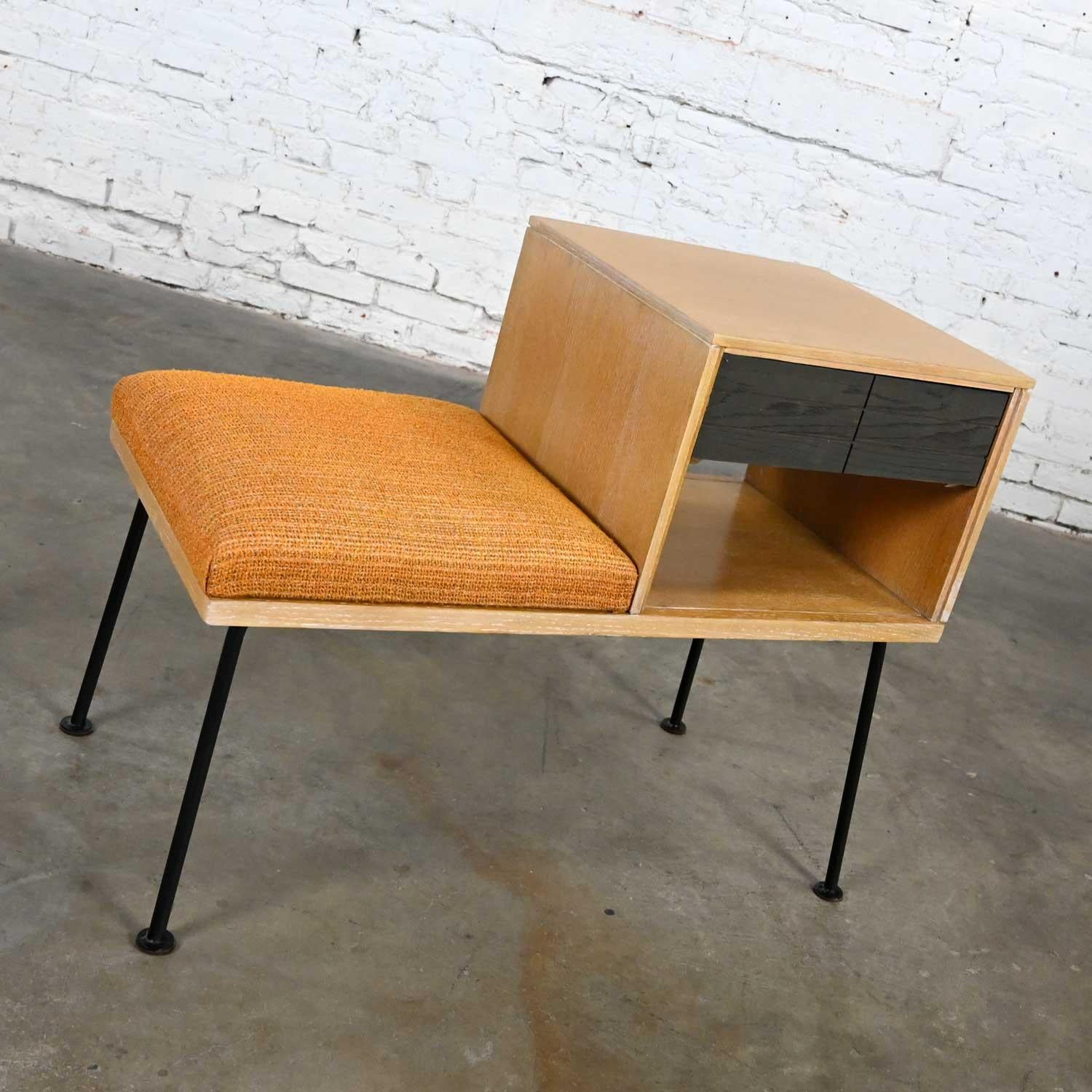 20ième siècle Banc de téléphone en chêne chaulé et cérusé Mengel, de style moderne du milieu du siècle dernier, par Raymond Lowey en vente