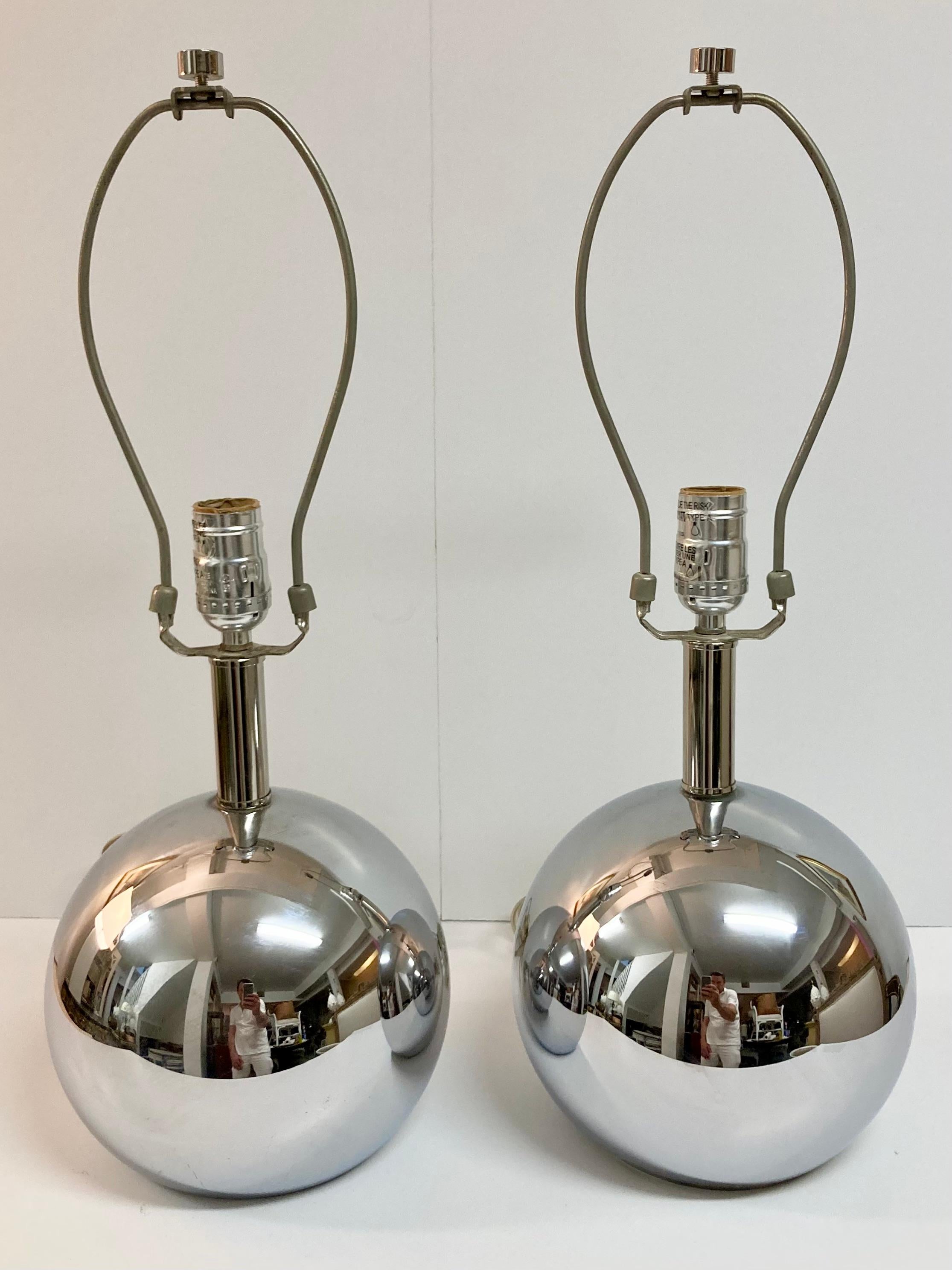 Pareja de lámparas de sobremesa de cristal de mercurio con forma de esfera, Modernas de Mediados de Siglo. Precioso trabajo de detalle. Sólo tienes que añadir tu estilo de sombra favorito.