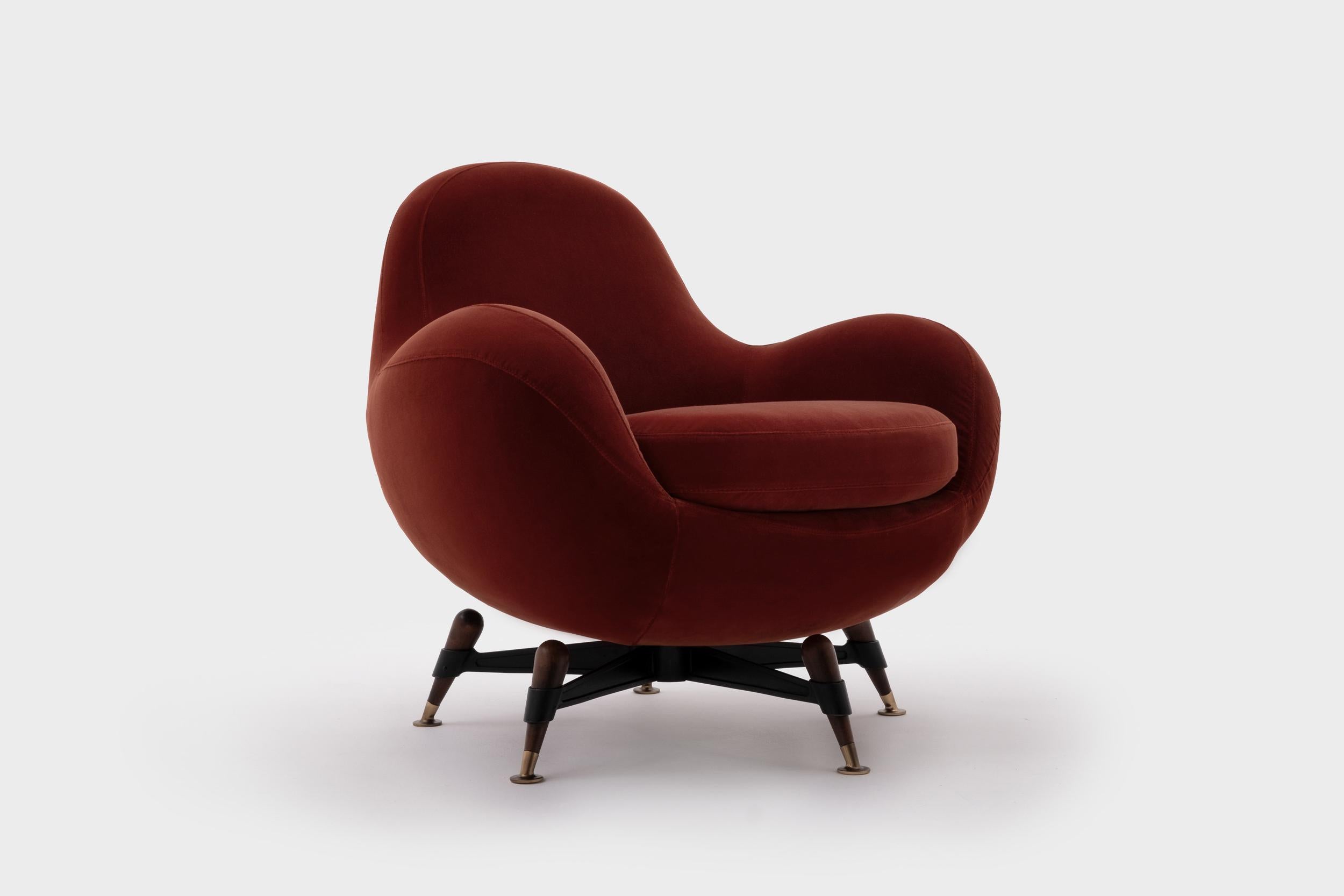 Stunning 'Mercury' lounge chair by Rito Valla for IPE Bologna, Italy 1963. One of the best designs produced by IPE (Imbottiture Prodotti Espansi). Hard to find design object; only produced for two years. Distinguished bold shaped form on an