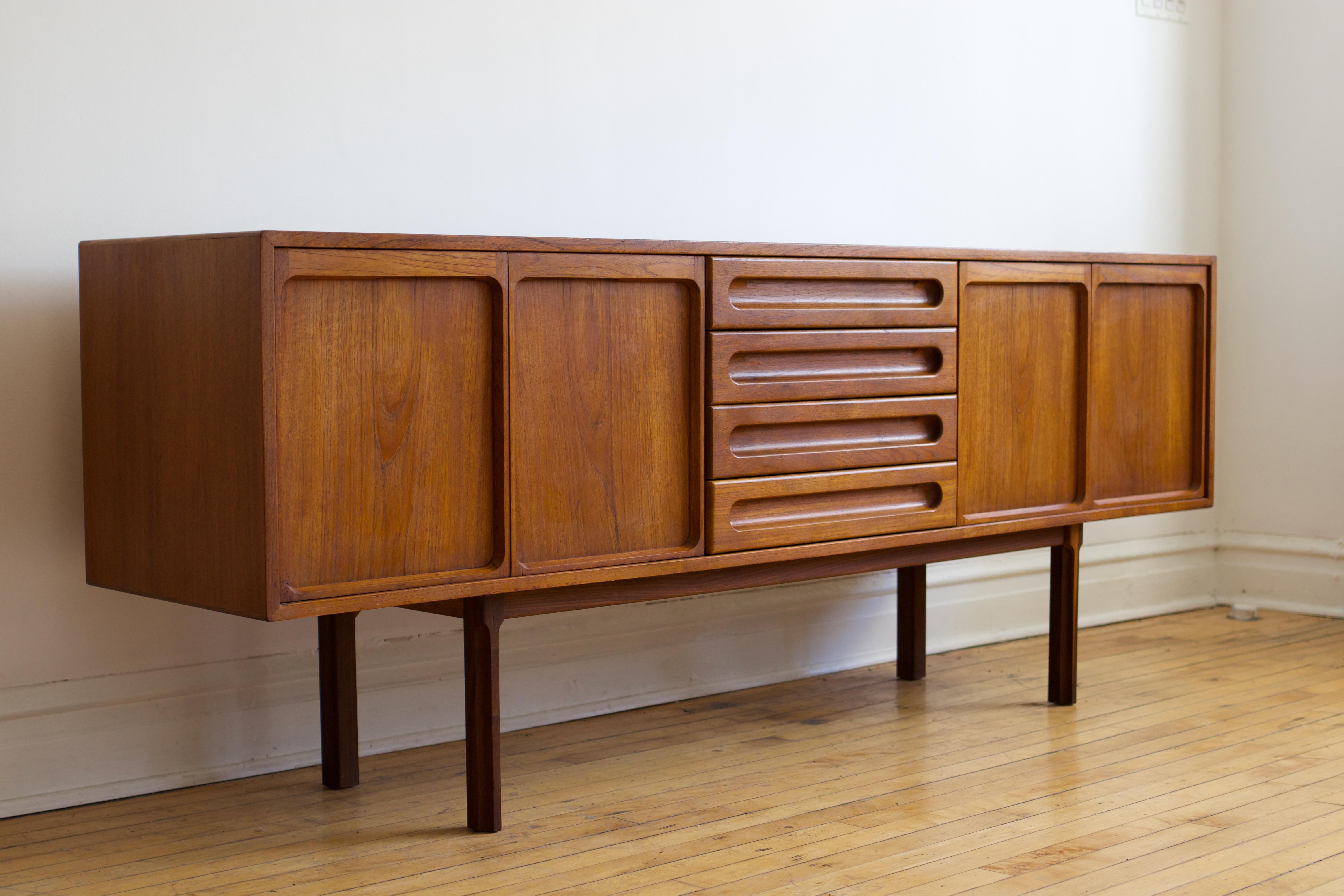 Mid-Century Modern Meredew Teak Credenza In Good Condition In Chicago, IL