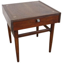 Mid-Century Modern Merton Gershun Amerikaner von Martinsville Nussbaum End Tabelle