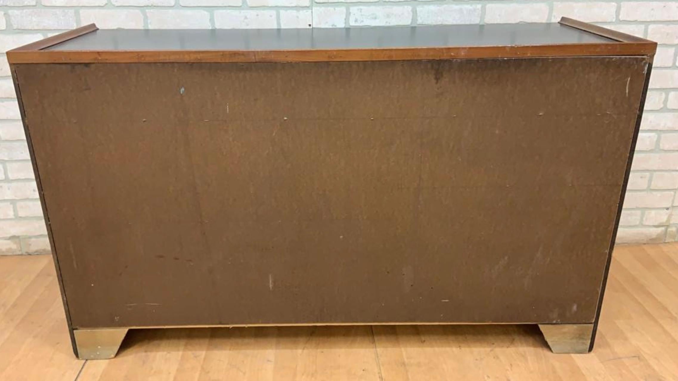 Mid Century Modern Merton Gershun for Dillingham Walnut Sideboard Credenza In Good Condition For Sale In Chicago, IL