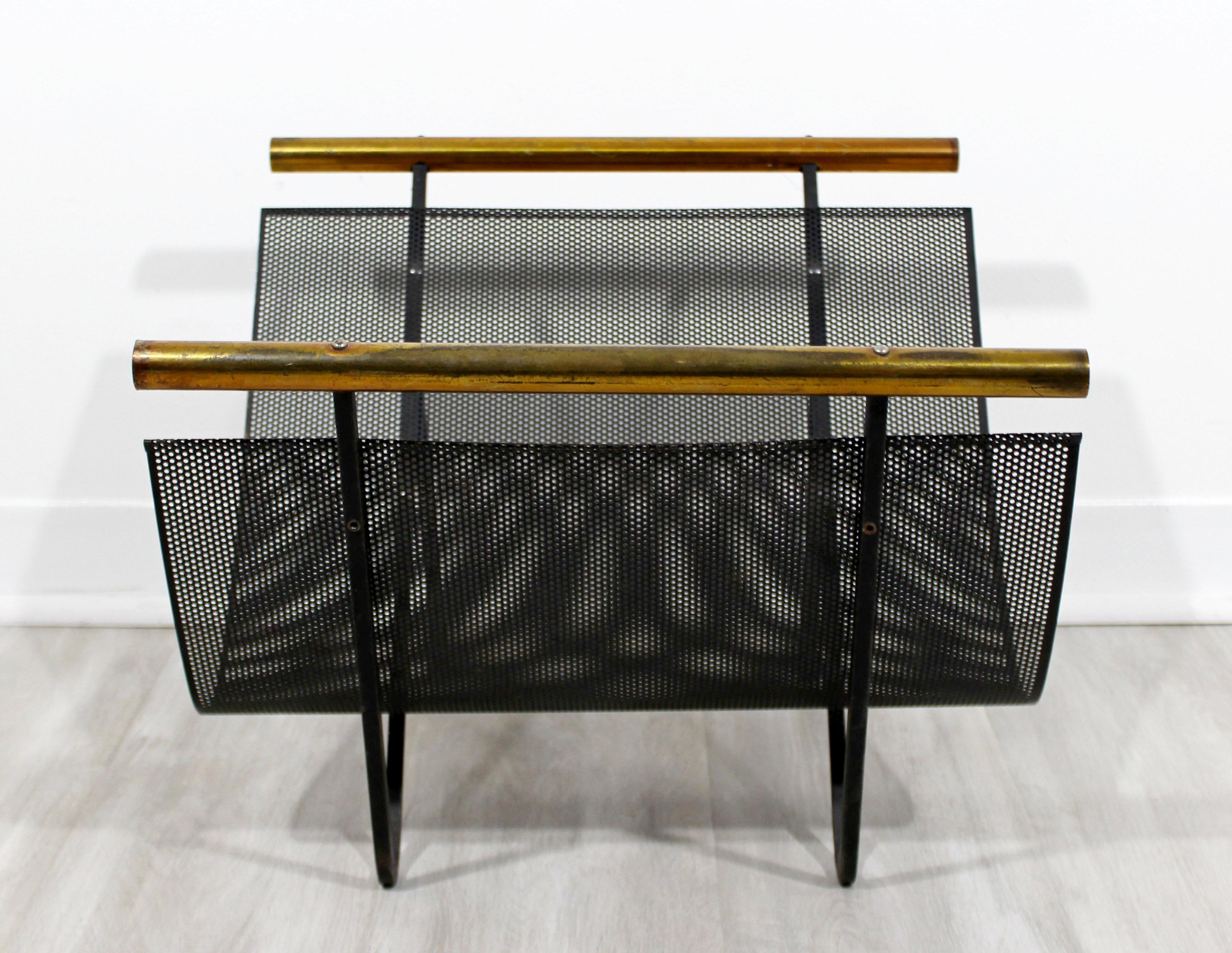 For your consideration is a wonderful fireplace log holder, made of brass and iron mesh, by Gene Tepper California Modern, circa the 1960s. In very good vintage condition, with age appropriate wear and patina. The dimensions are 18