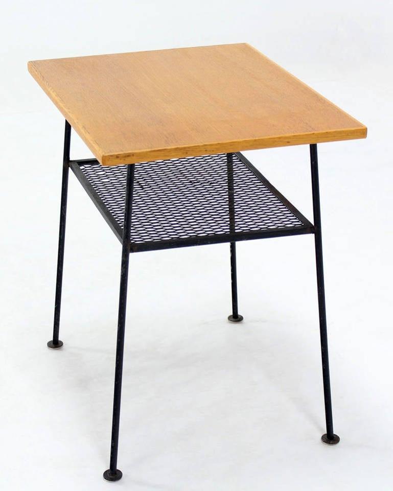 Table d'appoint pour lampe d'appoint ou d'appoint, avec étagère en maille et pieds en fil métallique, style moderne du milieu du siècle dernier  en vente 4