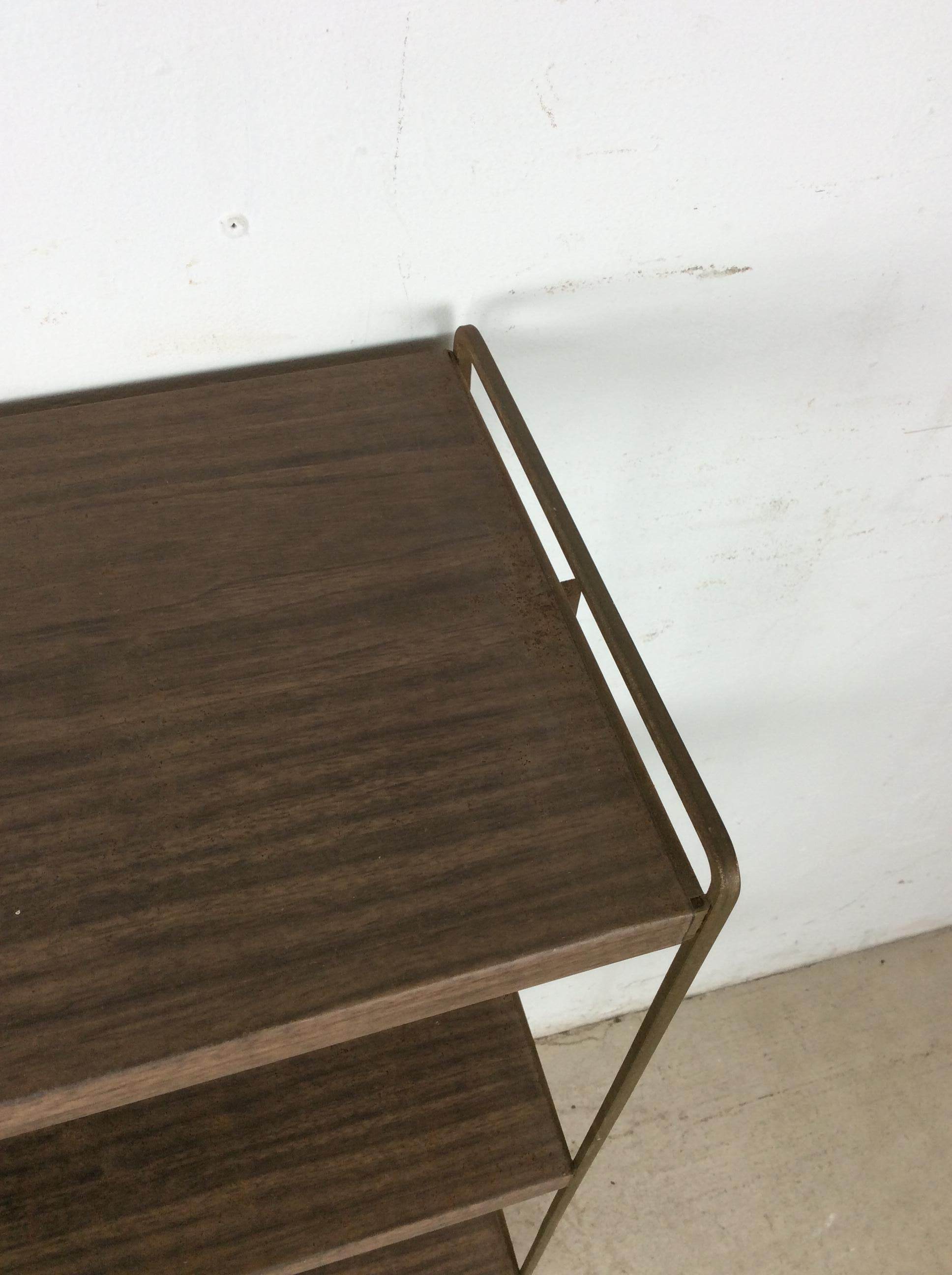 Mid Century Modern Metal 4 Shelf Bookcase with Faux Wood Print in vendita 6