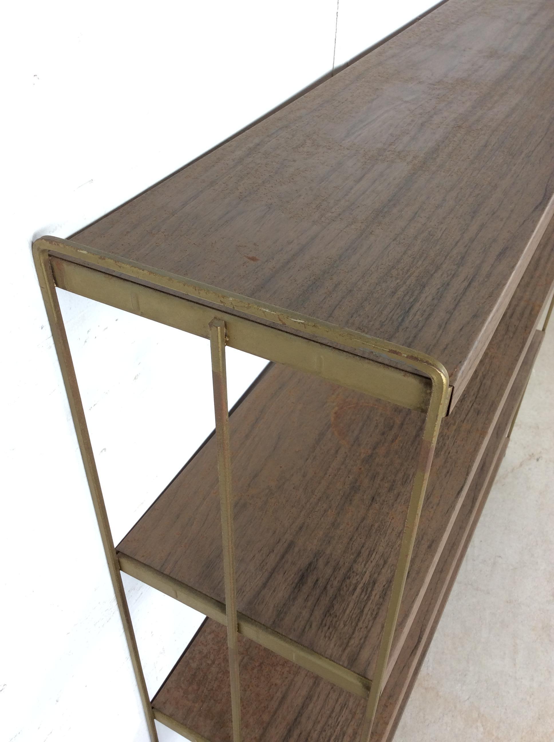 Mid Century Modern Metal 4 Shelf Bookcase with Faux Wood Print in vendita 10