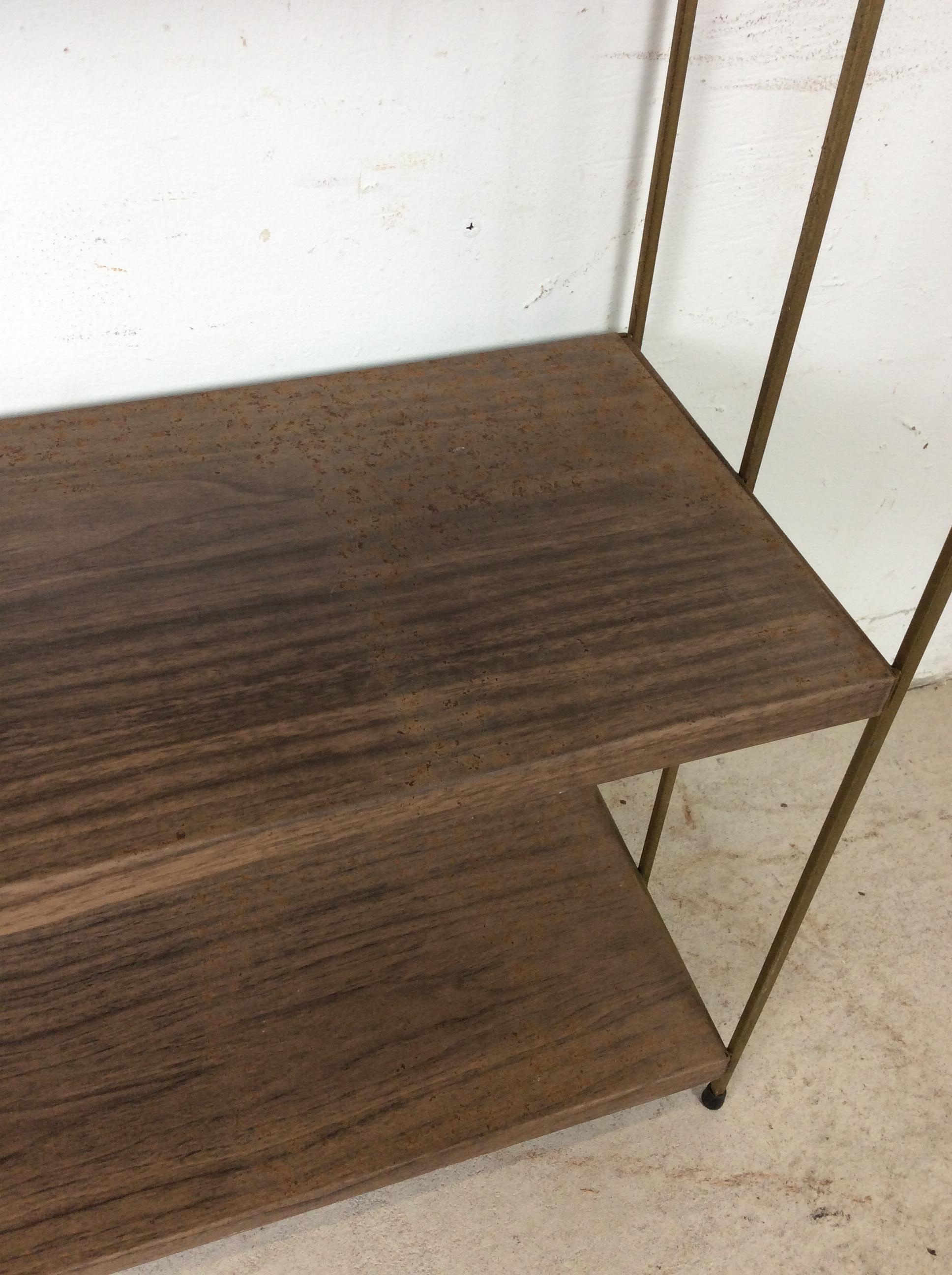 Mid Century Modern Metal 4 Shelf Bookcase with Faux Wood Print in vendita 4