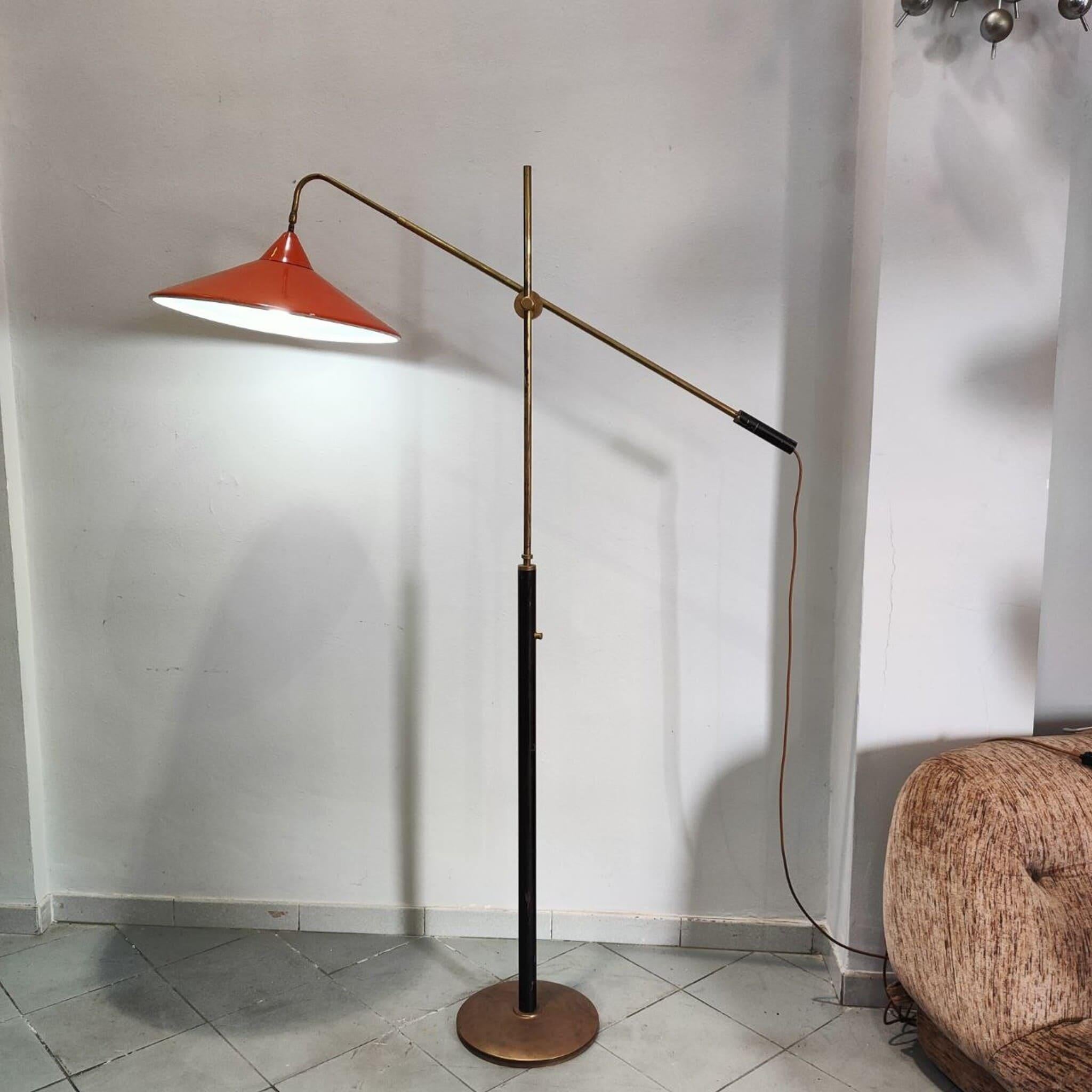 Italian Mid-Century Adjustable Floor Lamp in the Style of Arredoluce, 1950s

This stunning floor lamp, designed in the style of Arredoluce, is a perfect example of sophisticated Italian lighting from the 1950s. Featuring an elegant brass and black
