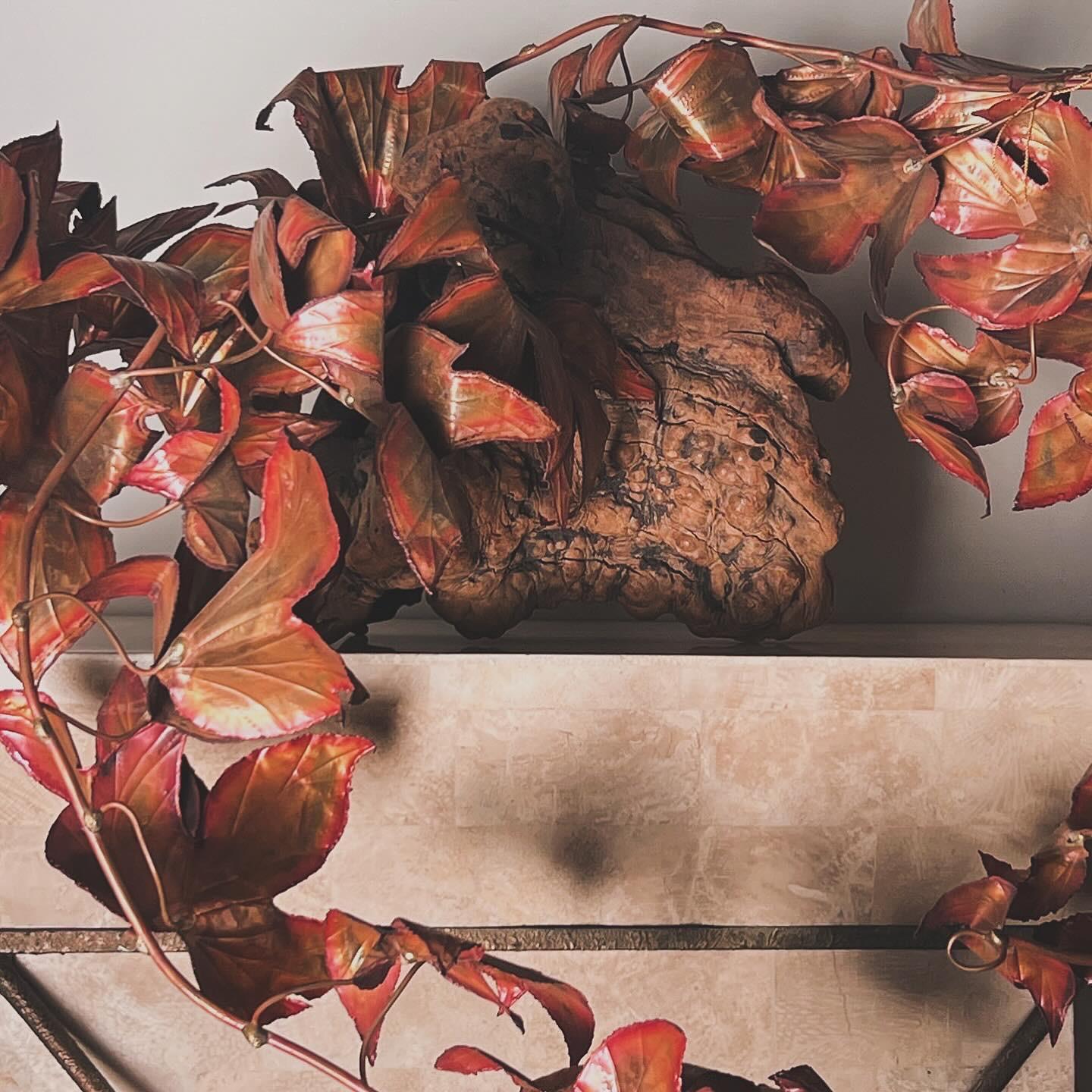 A mid century tole and wood « falling leaves » wall hanging, circa 1960. Attributed to metal artist and foliacious aficionado Curtis Jeré. Ready to hang or mount (I’m forbidden from hammering any more nails into the wall so here you see it upon a