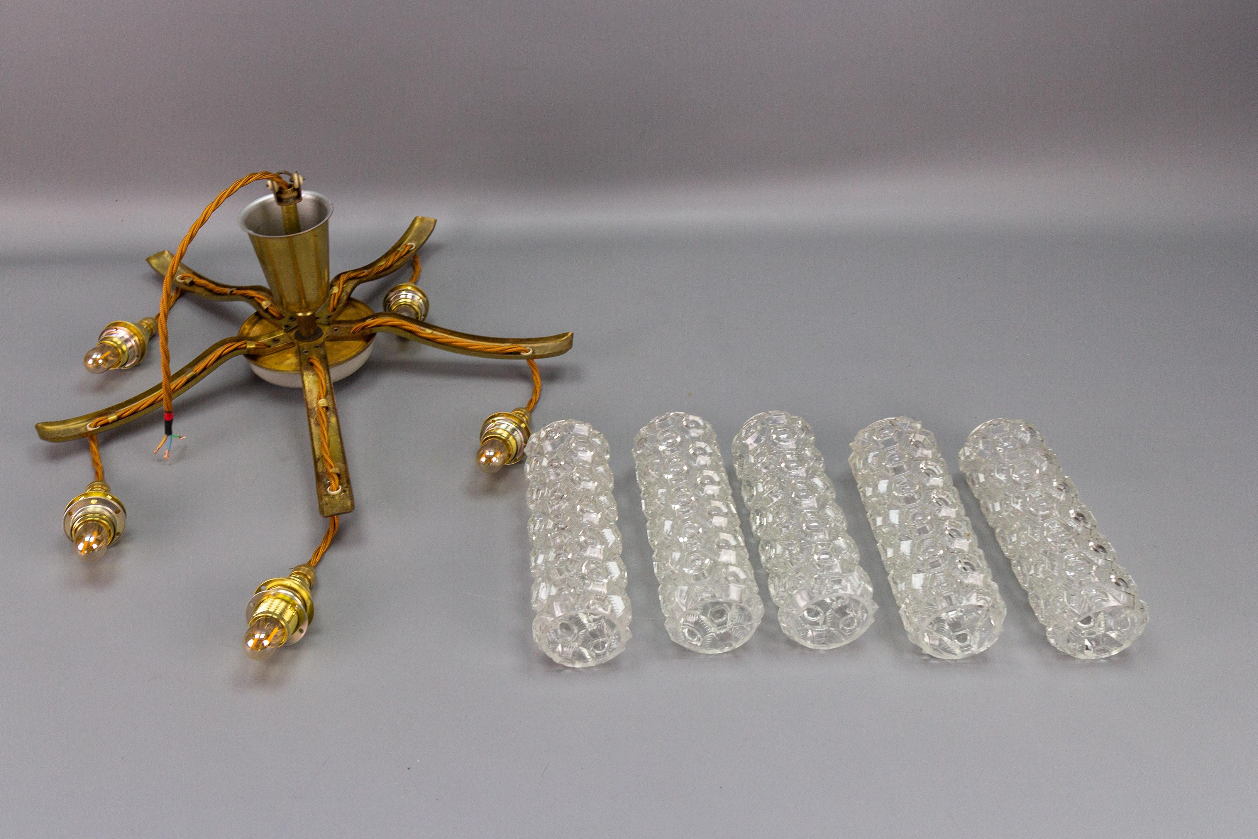 Lustre pendentif à cinq lumières en métal et verre transparent The Moderns en vente 8