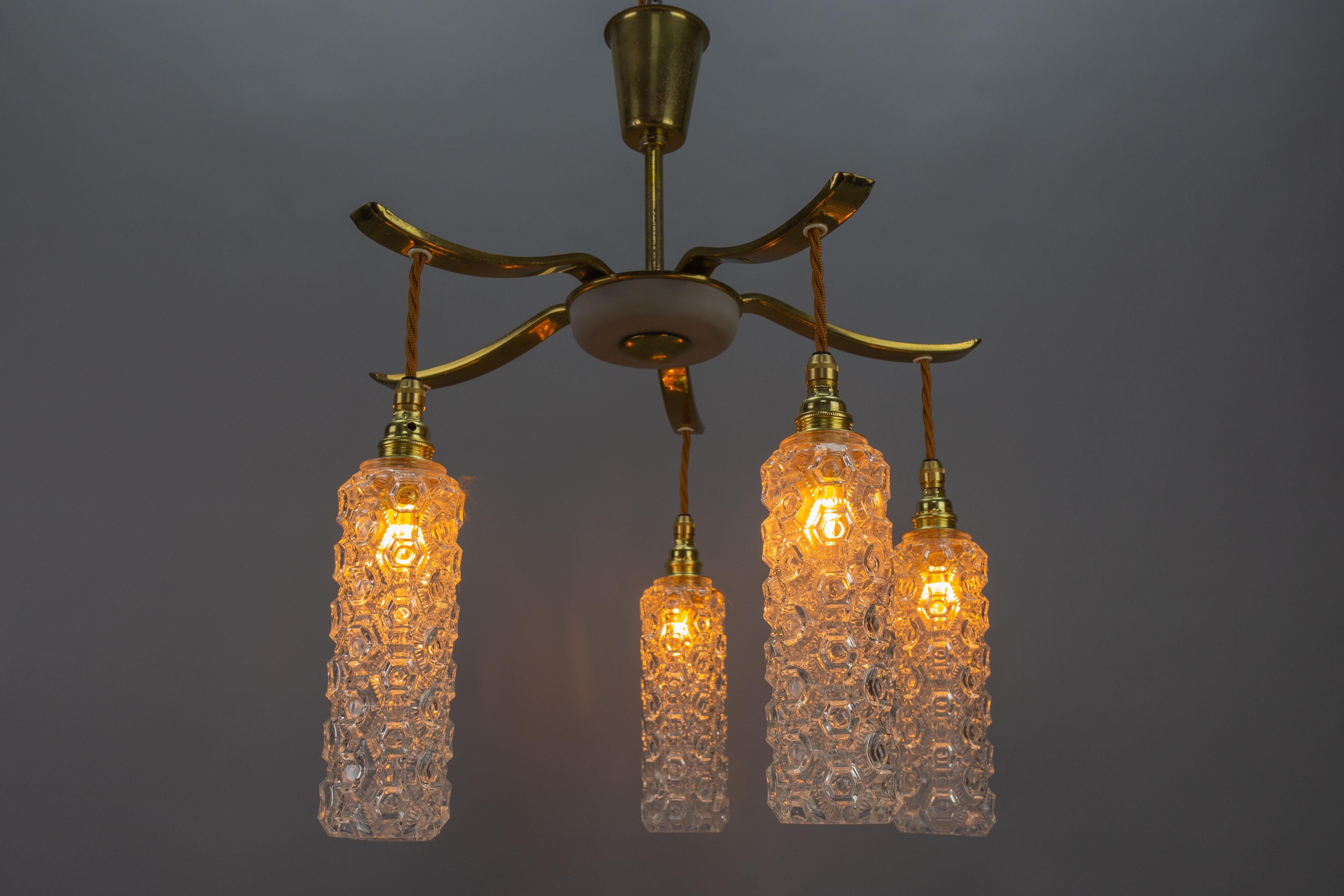 Lampadario a sospensione a cinque luci in metallo e vetro trasparente in stile metà secolo moderno in vendita 12