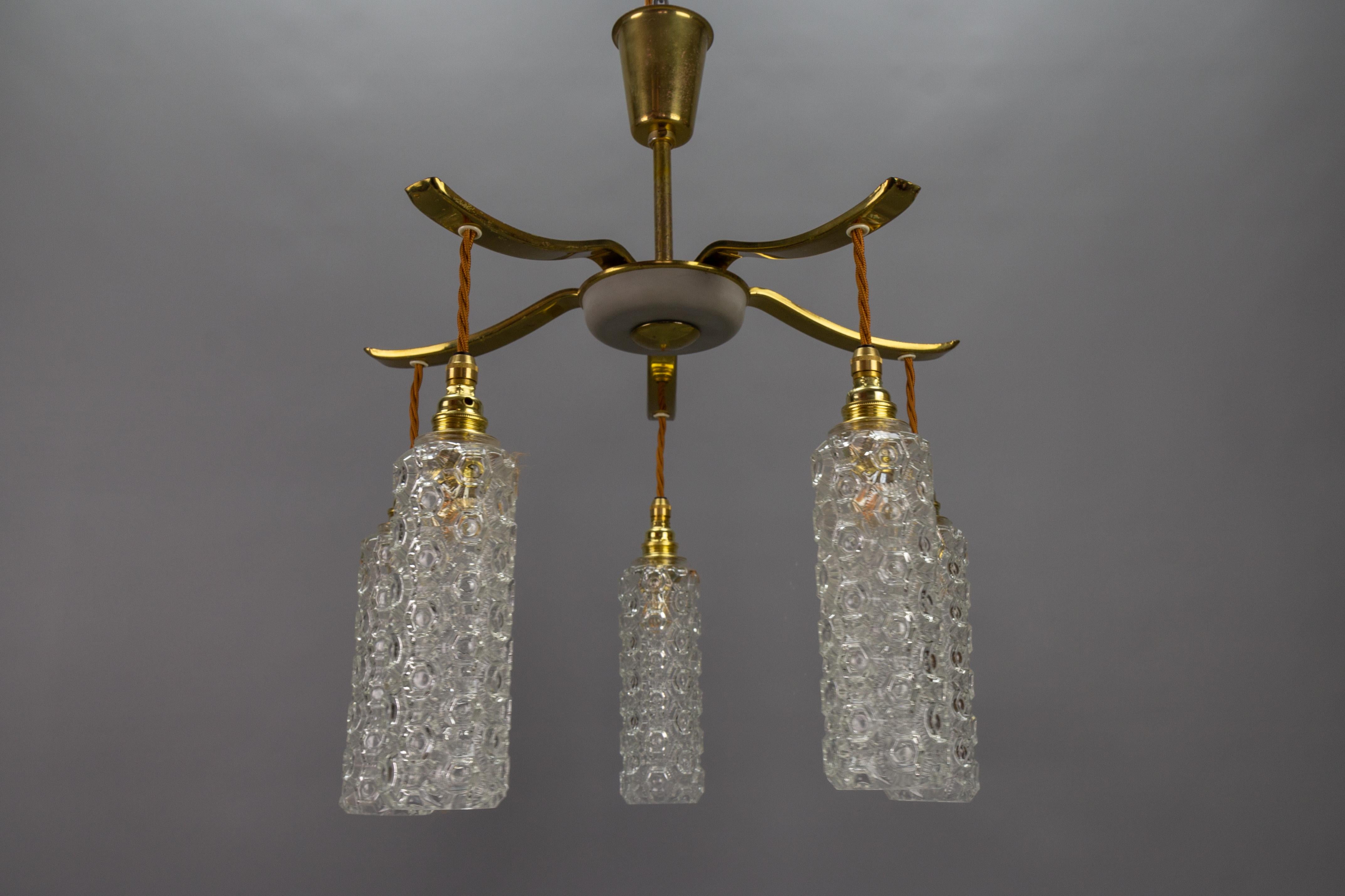 Allemand Lustre pendentif à cinq lumières en métal et verre transparent The Moderns en vente