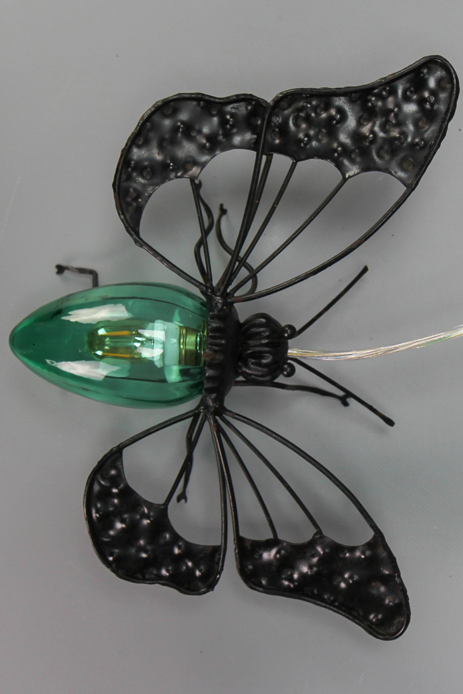 Moderne Wandlampe Schmetterling aus Metall und grünem Murano-Glas aus der Jahrhundertmitte, Italien, um 1960.
Eine außergewöhnliche und schöne Wandleuchte aus den 1960er Jahren. Diese Vintage-Wandleuchte hat die Form eines Schmetterlings mit einem