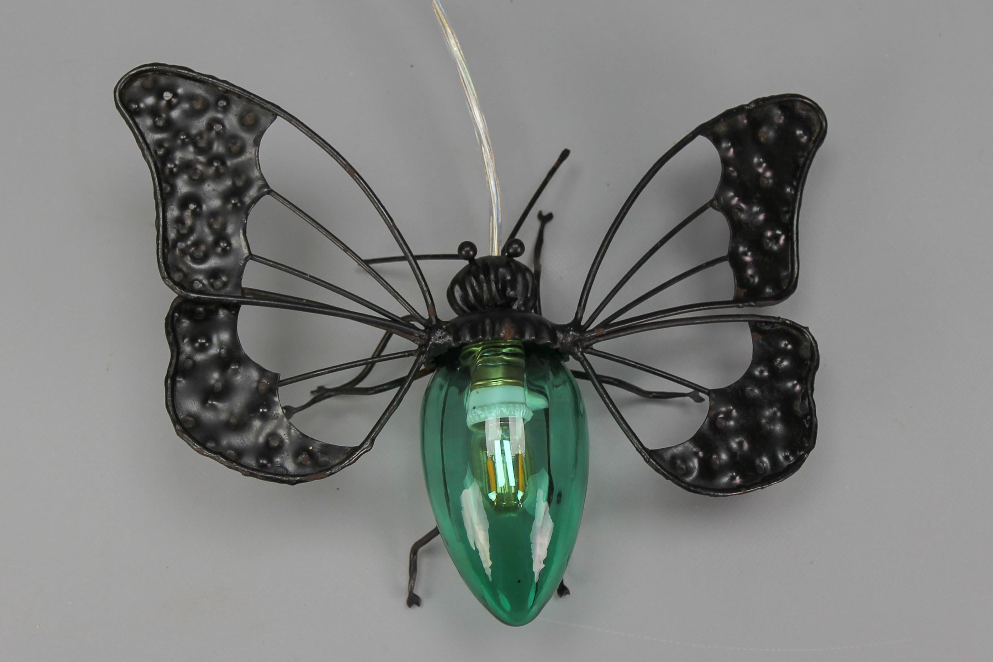 Mid-Century Modern Metal and Green Murano Glass Wall Lamp Butterfly, Italy In Good Condition For Sale In Barntrup, DE