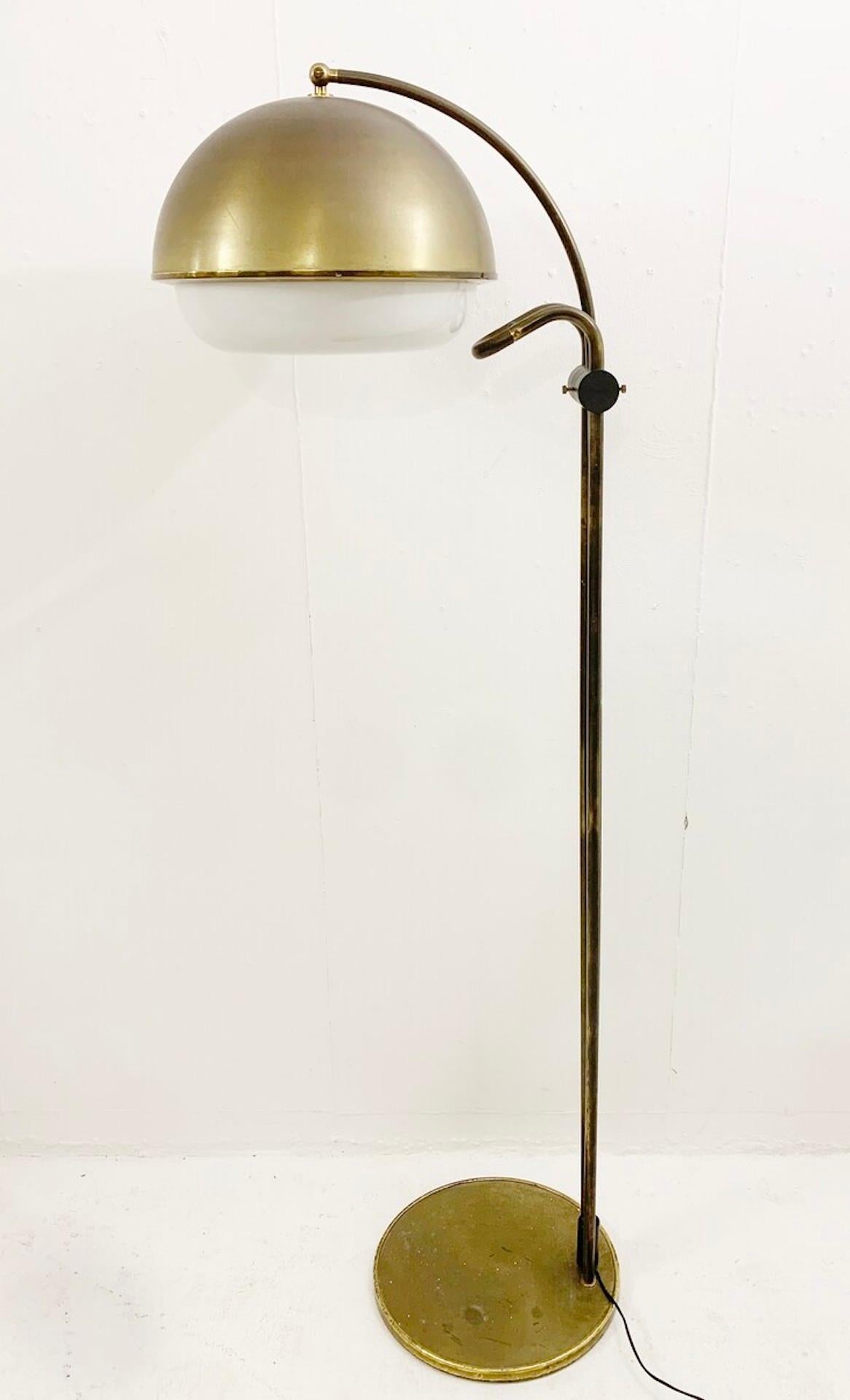 Mid-Century Modern Metal and Plastic Globe Floor Lamp, Italy 1970s For Sale 6