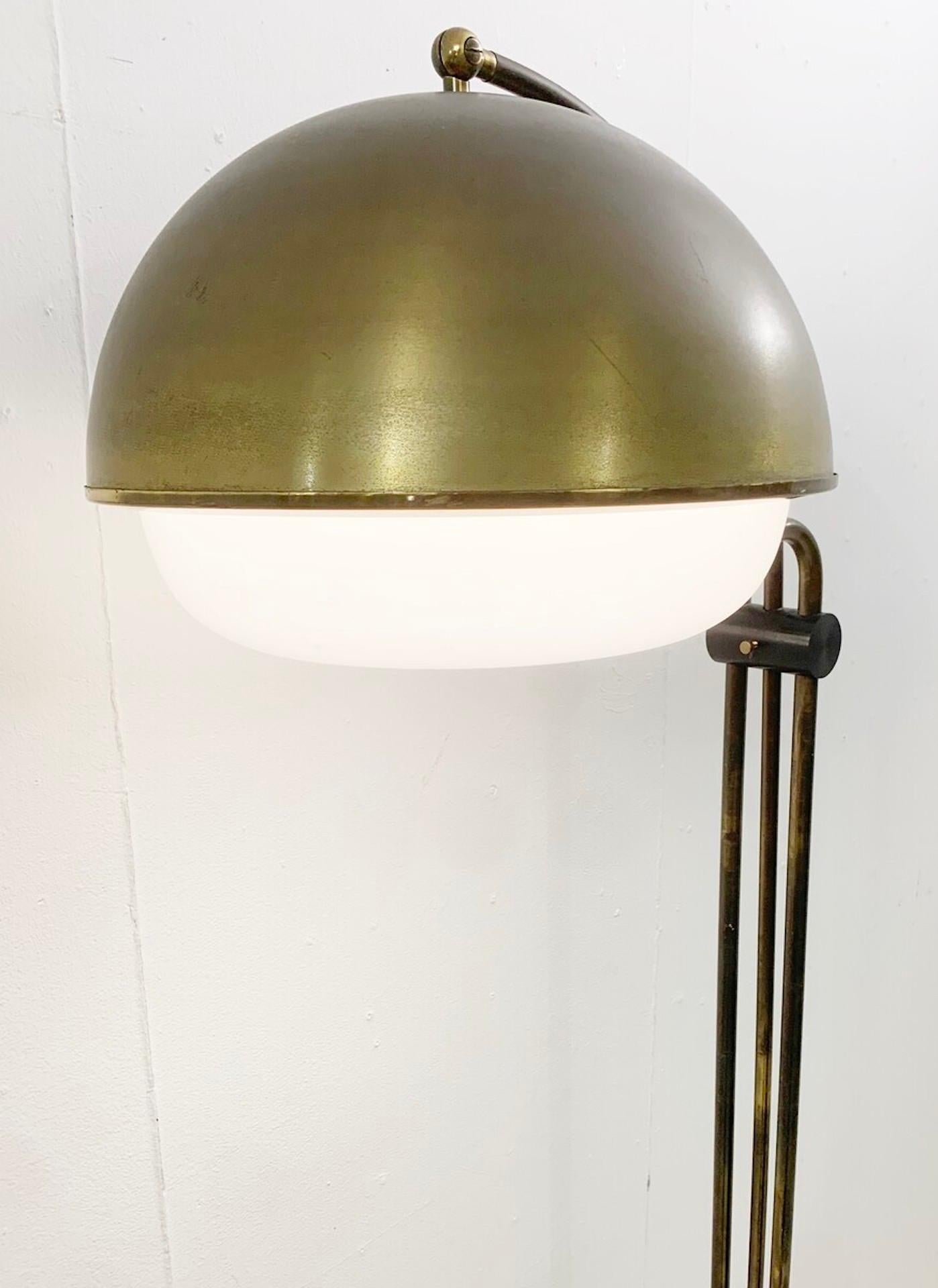 Mid-Century Modern Metal and Plastic Globe Floor Lamp, Italy 1970s In Good Condition For Sale In Brussels, BE