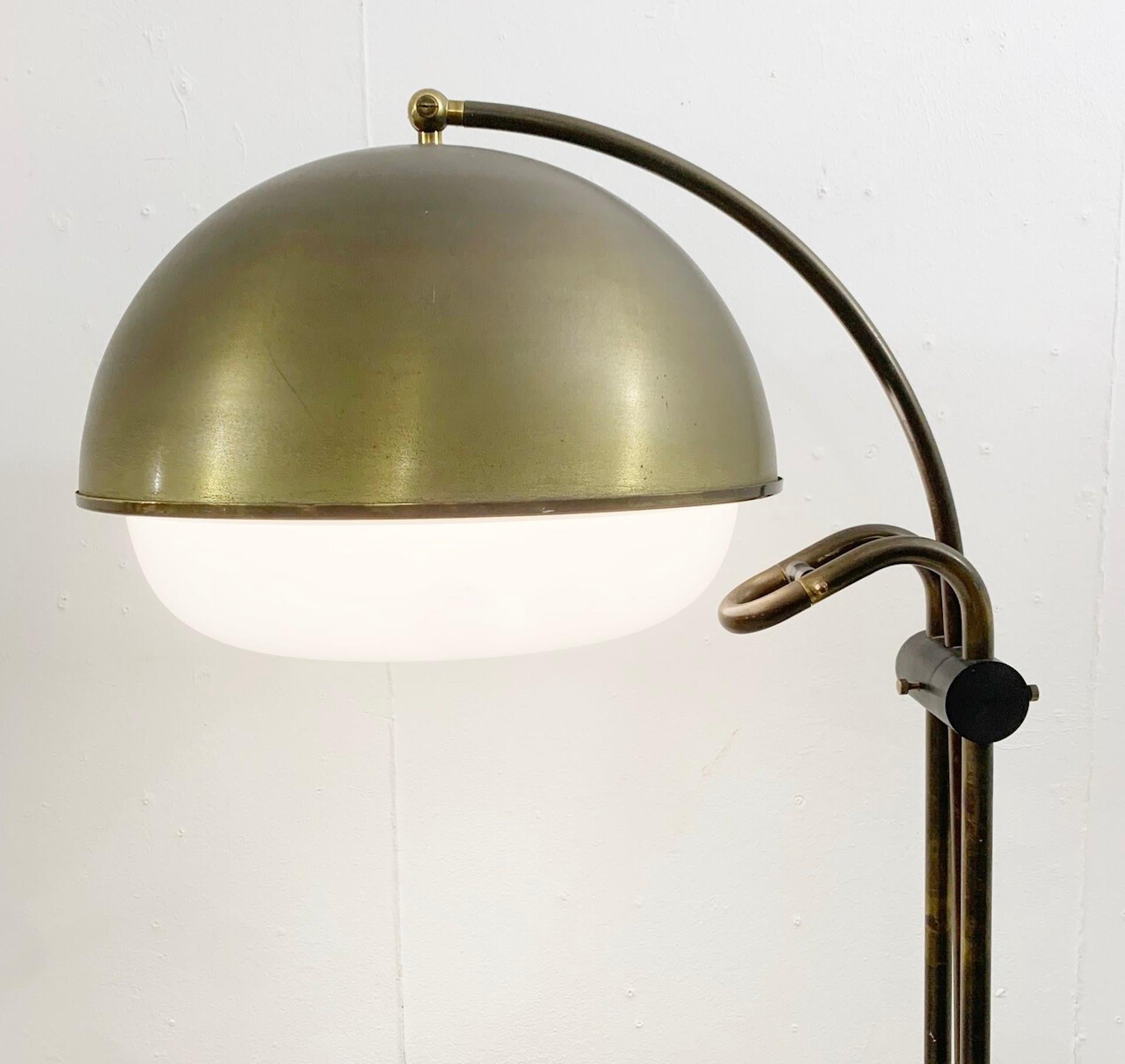 Mid-Century Modern Metal and Plastic Globe Floor Lamp, Italy 1970s For Sale 4