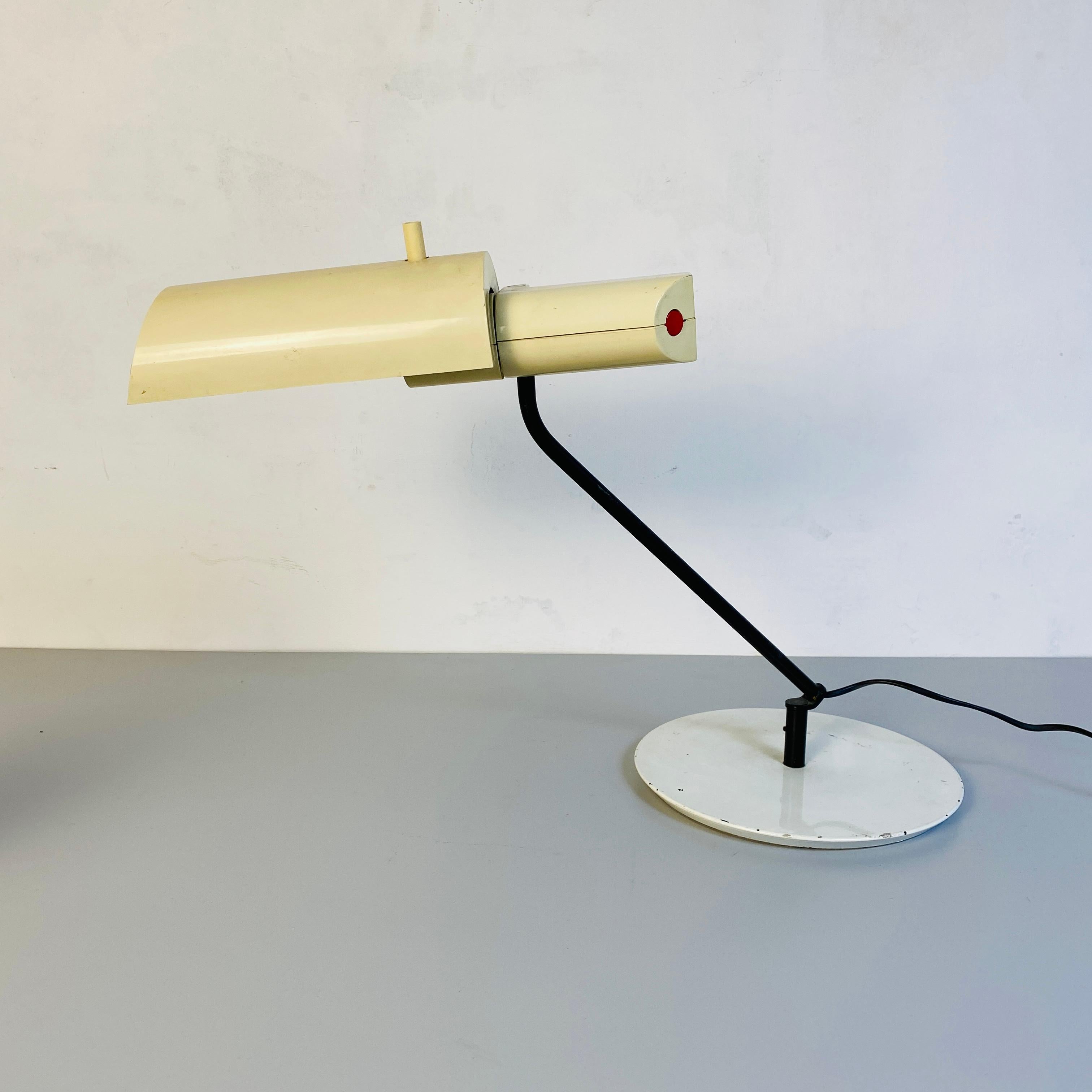 Mid-Century Modern Metal and Plastic Table Lamp with Irregular Structure, 1980s In Good Condition For Sale In MIlano, IT