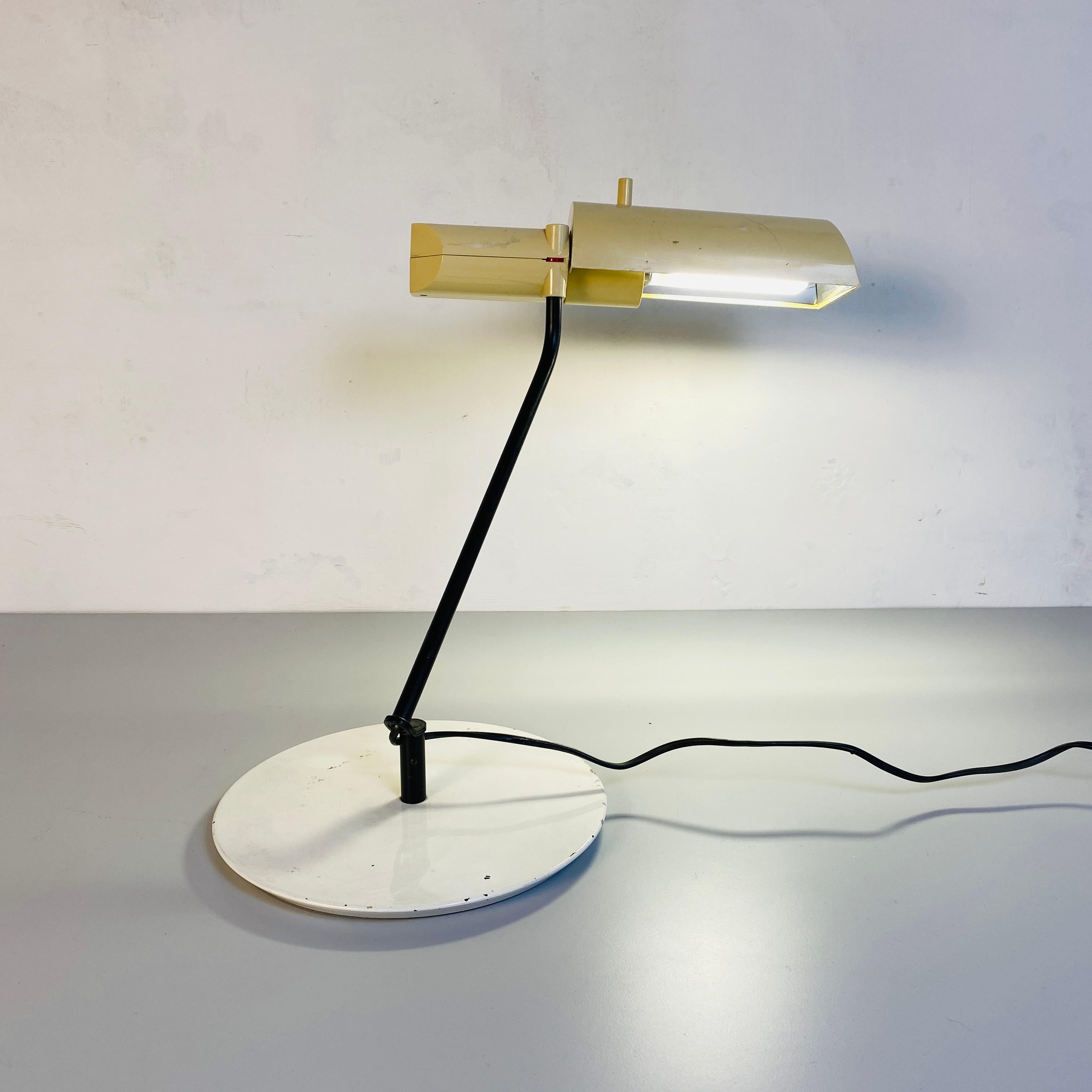Mid-Century Modern Metal and Plastic Table Lamp with Irregular Structure, 1980s For Sale 3