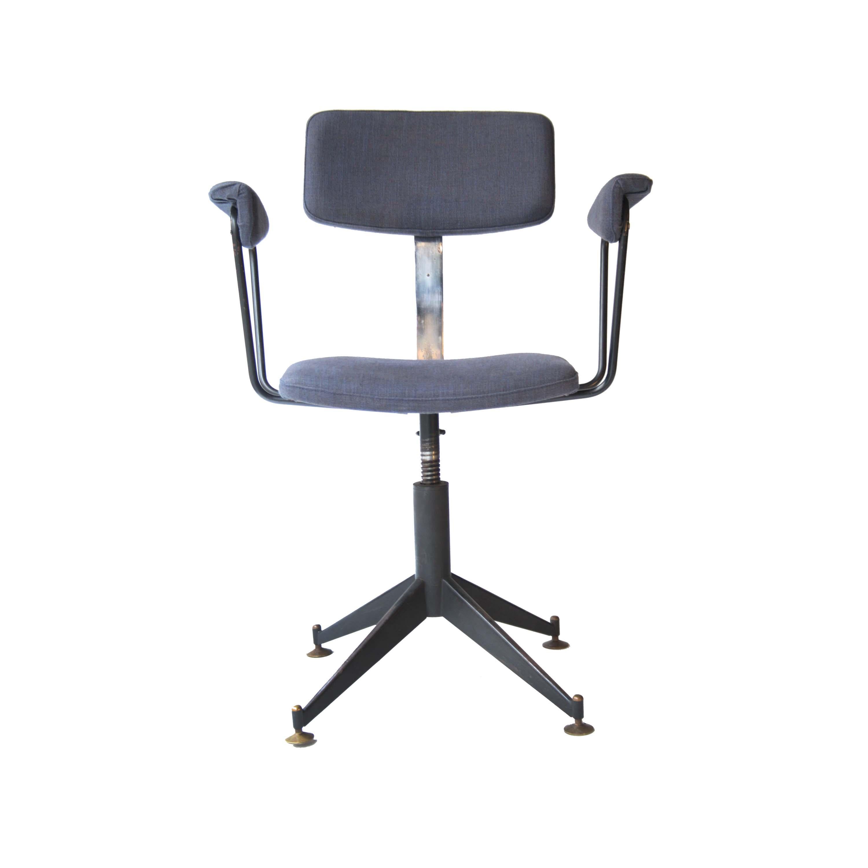 Sessel mit schwarz lackiertem Metallgestell. Sitz und Armlehnen sind mit Baumwoll-Melacron gepolstert, die Füße sind mit Messingpads versehen.