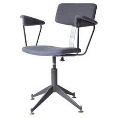 Silla giratoria moderna de mediados de siglo de metal y latón y algodón, Alemania, 1930