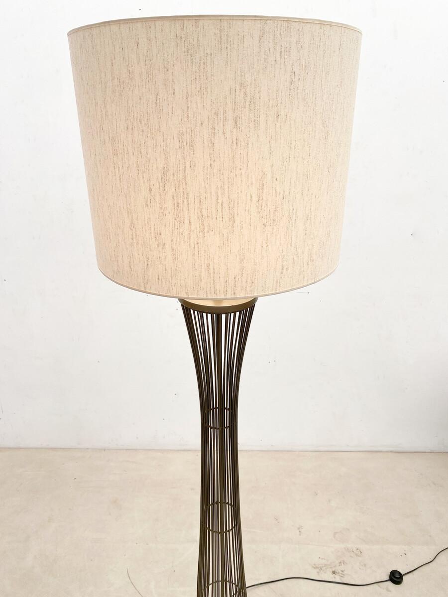 Moderne Metall-Stehlampe aus der Jahrhundertmitte, Italien, 1970er Jahre (Ende des 20. Jahrhunderts) im Angebot