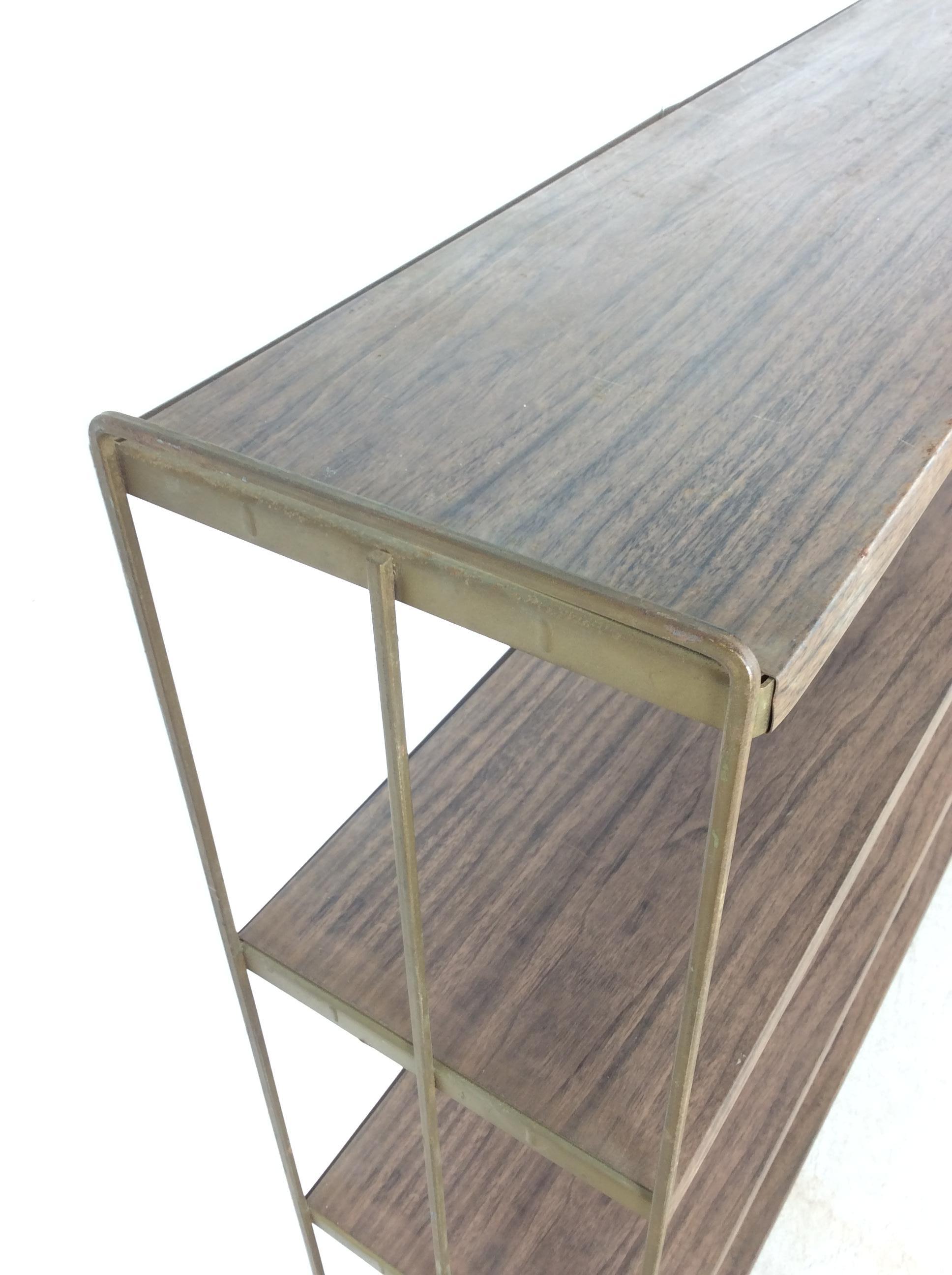 Mid Century Modern Metal Four Shelf Bookcase with Faux Wood Print in vendita 7