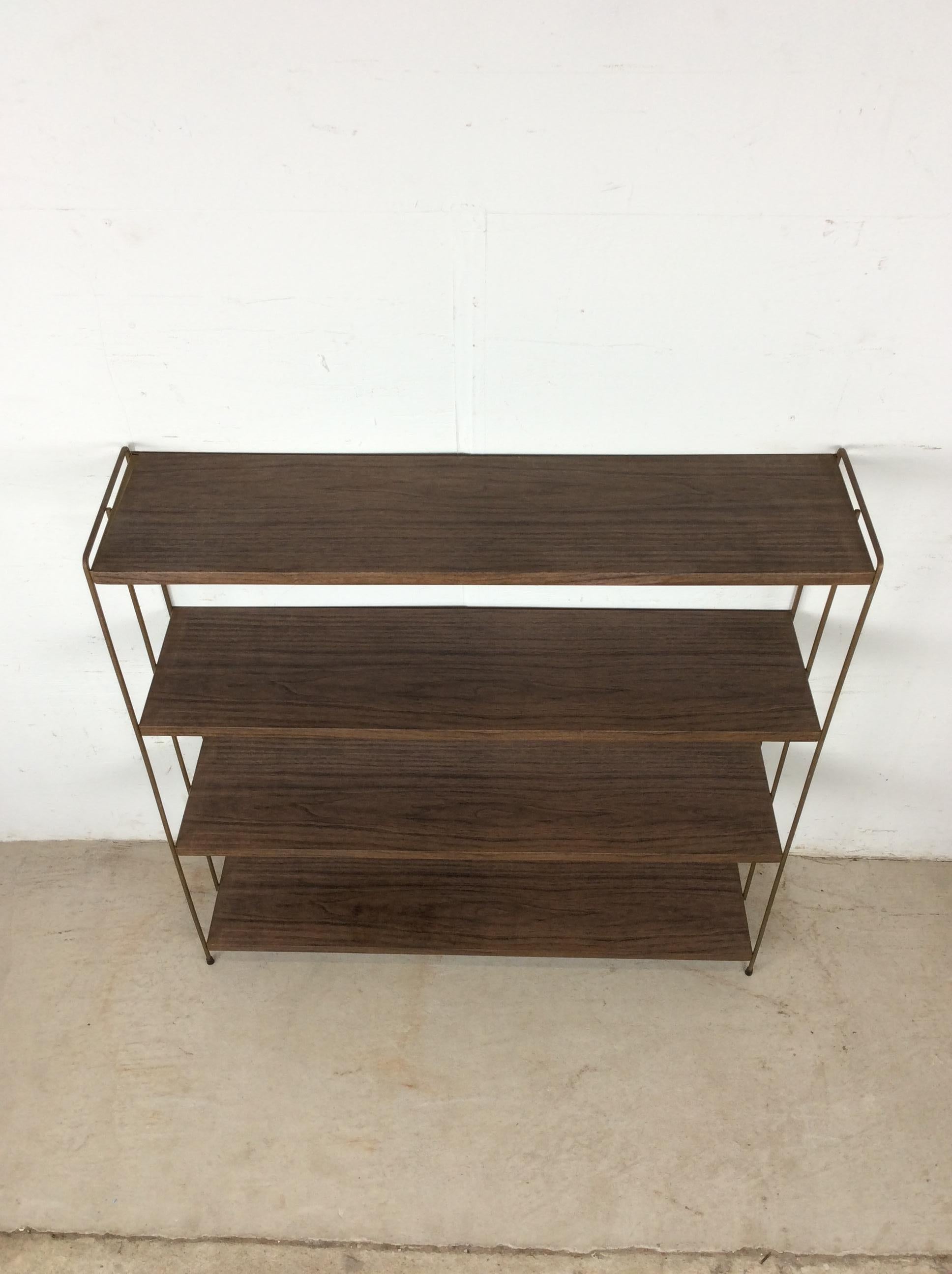 Mid Century Modern Metal Four Shelf Bookcase with Faux Wood Print In condizioni buone in vendita a Freehold, NJ