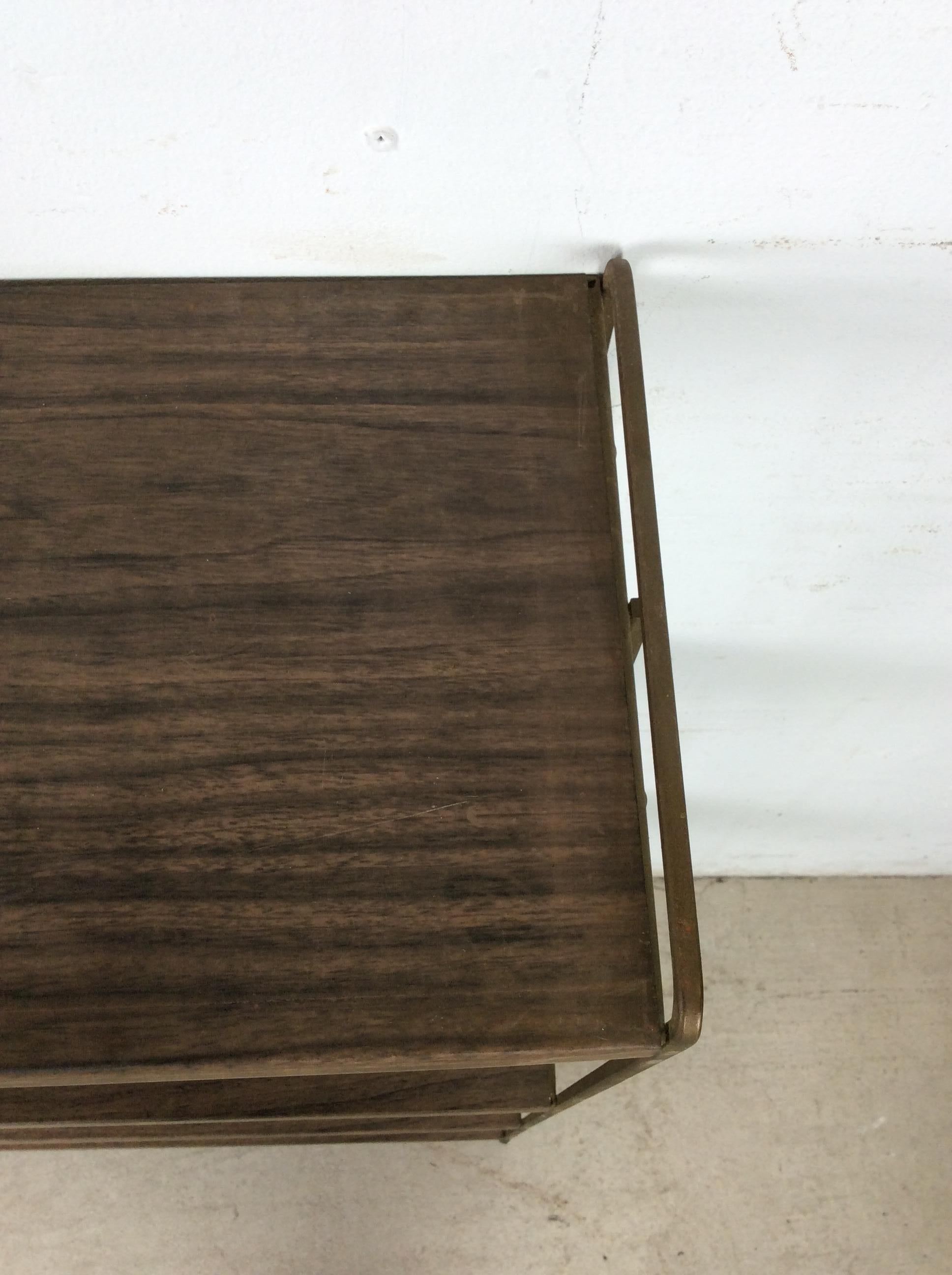 Metallo Mid Century Modern Metal Four Shelf Bookcase with Faux Wood Print in vendita