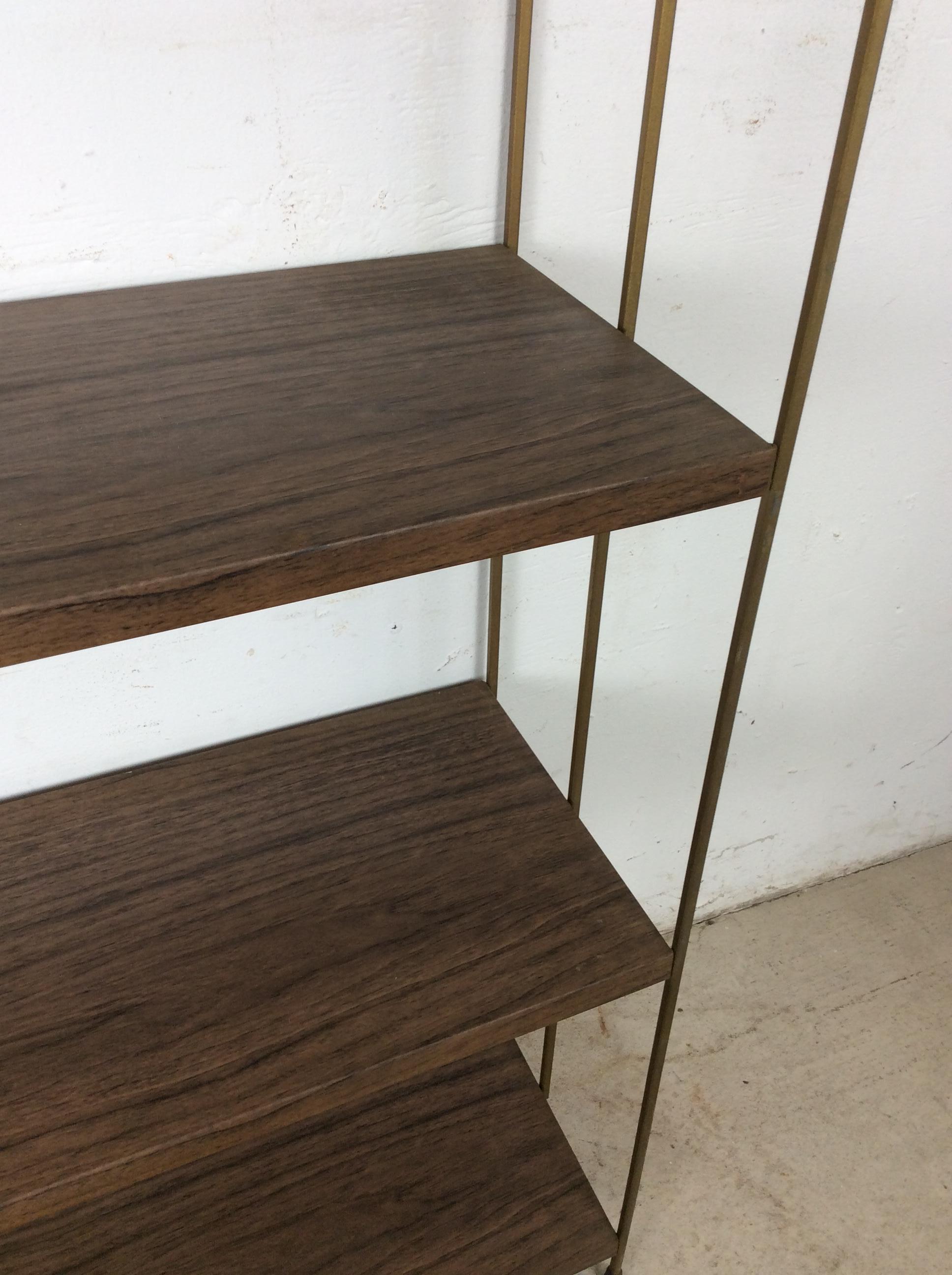 Mid Century Modern Metal Four Shelf Bookcase with Faux Wood Print in vendita 3