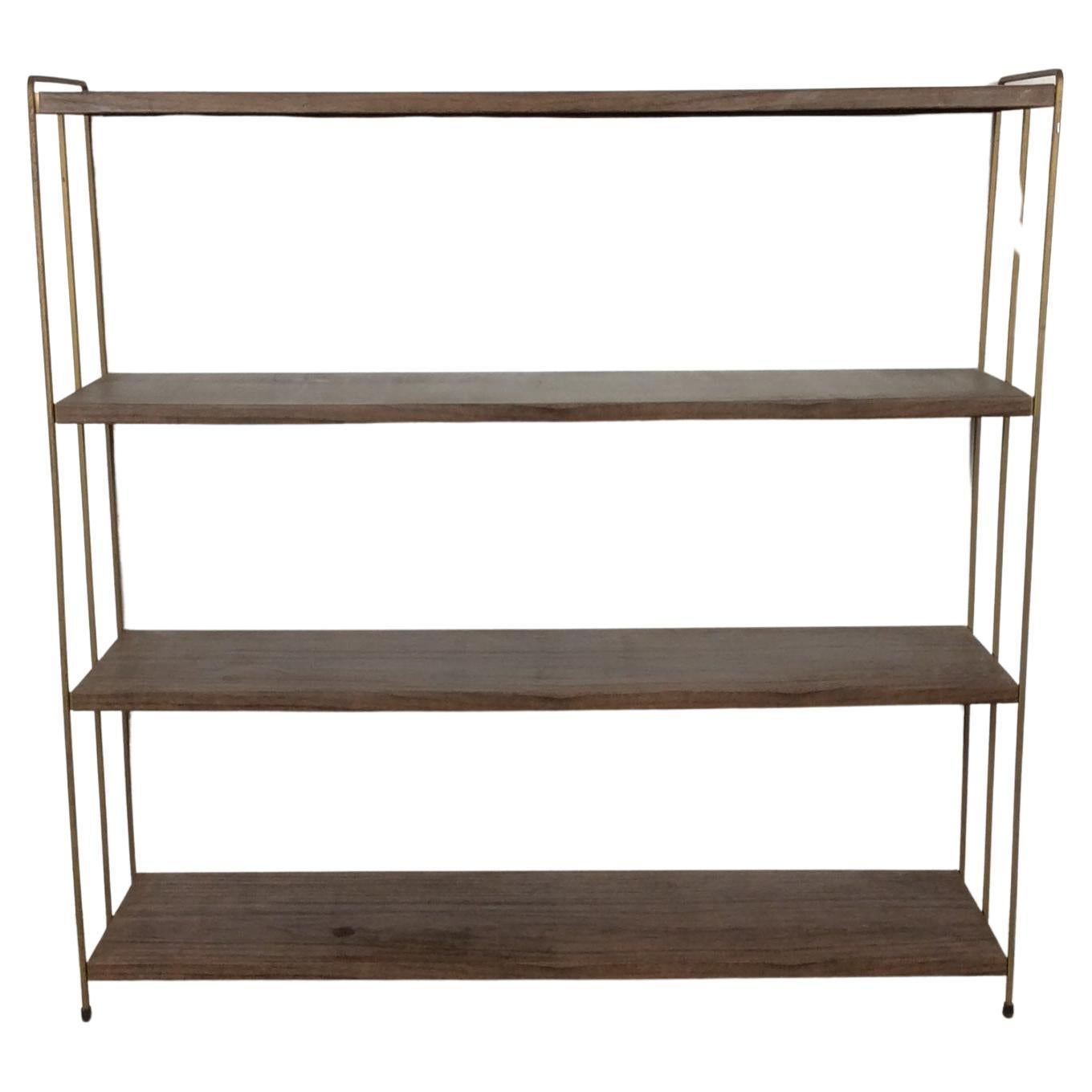 Questa libreria classica della metà del secolo scorso è caratterizzata da quattro ripiani in metallo con vernice marrone originale e stampa in finto noce, gambe e piedi in ottone.u2028u2028Ho a disposizione altre due mensole identiche e una mensola