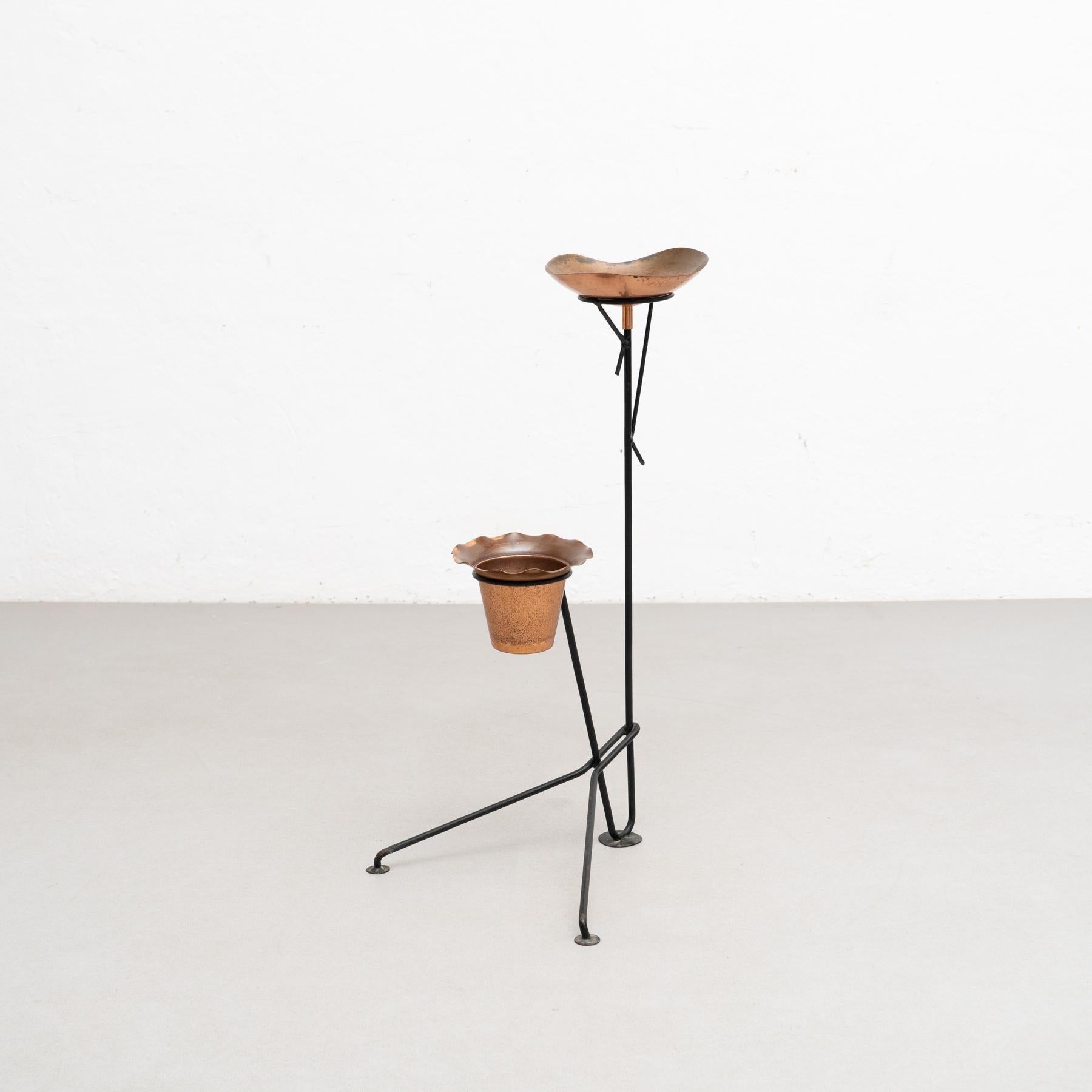 Support de pot de fleurs et cendrier conçus dans le style de Mathieu Matégot, vers 1950.    Fabriqué en France.    En bon état d'origine, avec une usure mineure conforme à l'âge et à l'usage, préservant une belle patine.    Mathieu Matégot