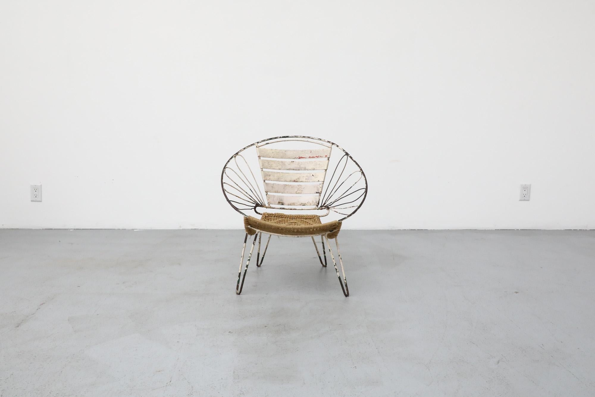 Impressionante sedia a cerchio del Mid-Century con struttura in filo metallico smaltato in bianco e nero e seduta in corda intrecciata. In condizioni molto originali con una patina pesante, che include usura visibile, perdita di smalto e