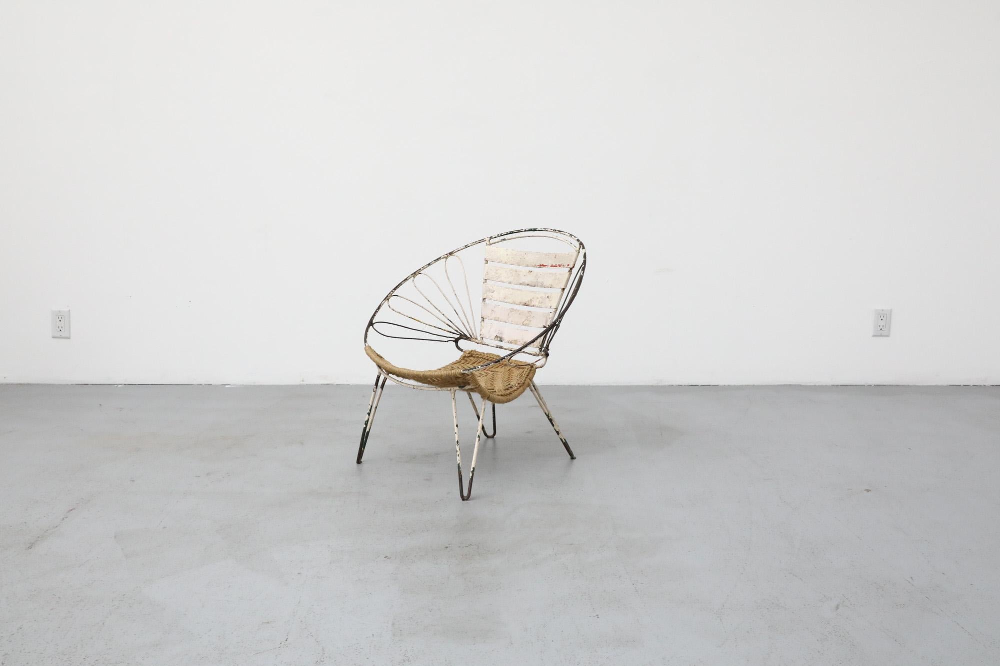 Mid-Century moderno Sedia Hoop in metallo di metà secolo con struttura in metallo smaltato e seduta in corda intrecciata in vendita