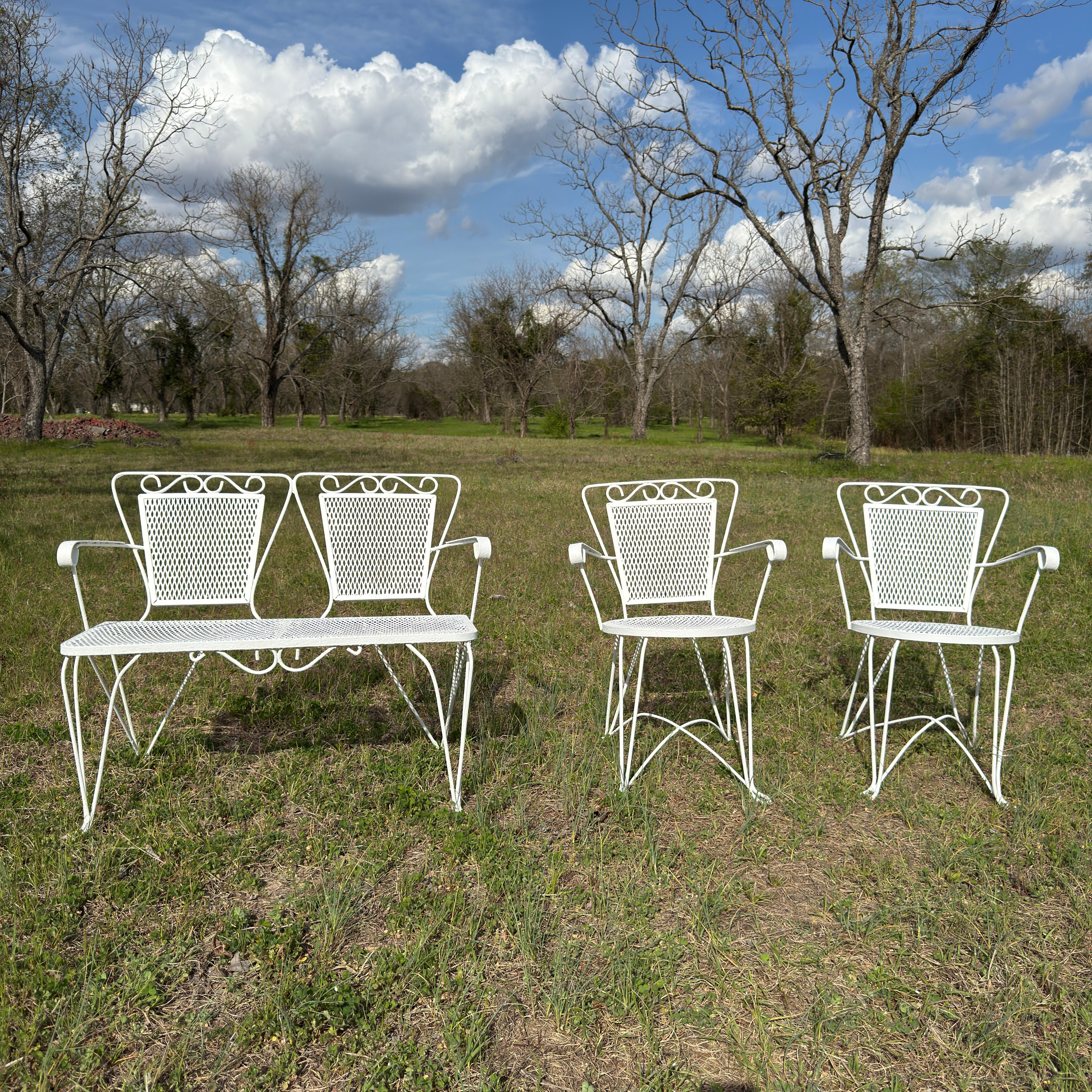 Este conjunto de muebles de exterior de tres piezas es un mueble atemporal. Compuesto de metal duradero que ha sido imprimado y pintado y está listo para ser utilizado en tu porche o en tu jardín. No incluye cojines, pero no son necesarios, ya que